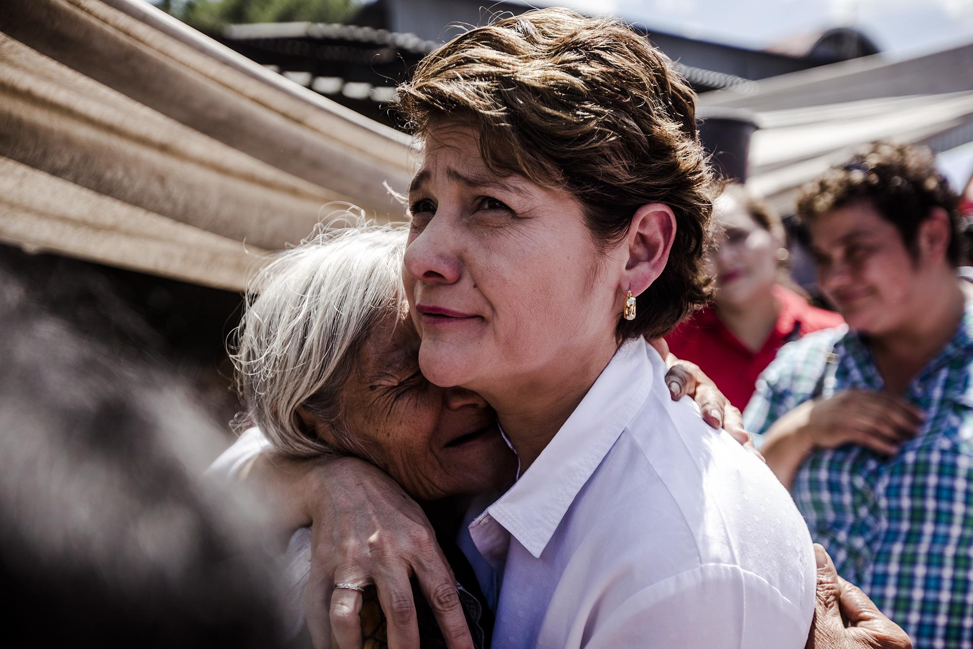 Rivera abraza a una vendedora del mercado municipal La Tiendona durante el cierre de campaña electoral el 28 de febrero del 2018. Foto: Fred Ramos