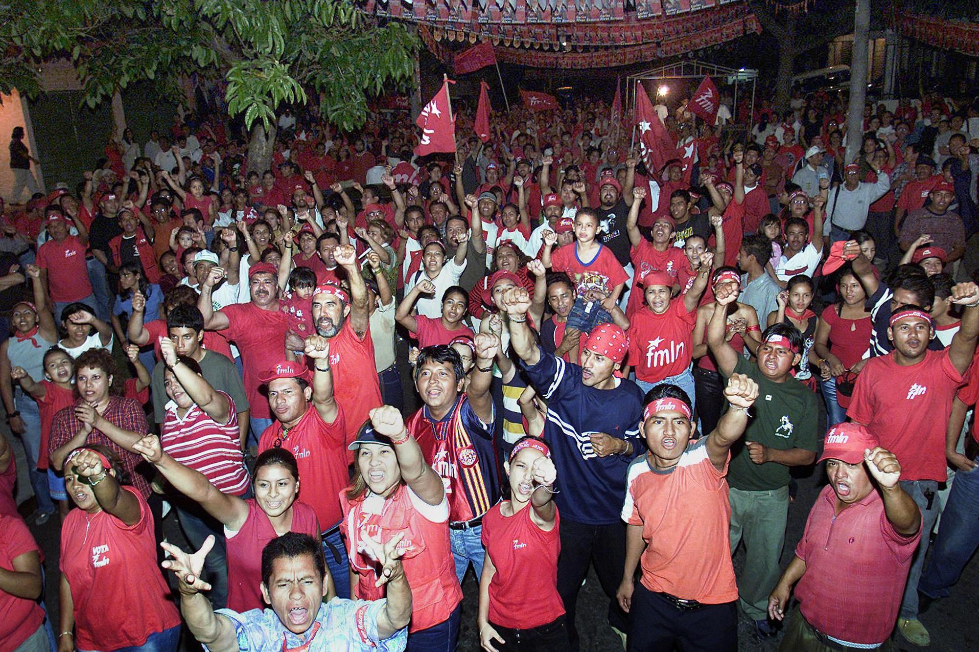 Militantes del partido FMLN durante la campaña para diputados y alcaldes del 2003 en San Salvador.  AFP photo | Yuri Cortez.