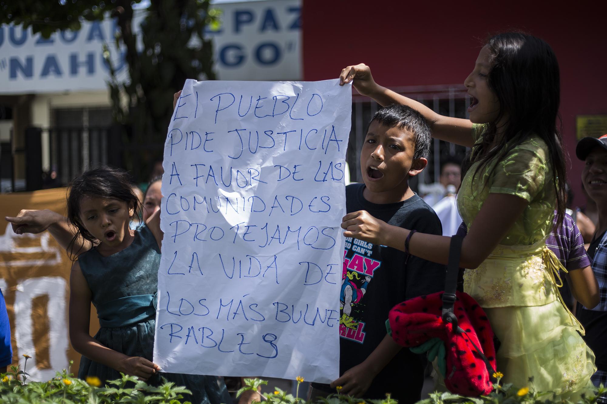 Frente al Juzgado de Paz de Nahulingo, el viernes 56 de abril, menores de la comunidad La Bolsona, en su mayoría, protestaba por la contaminación del río Ceniza, debido a la construcción del proyecto 