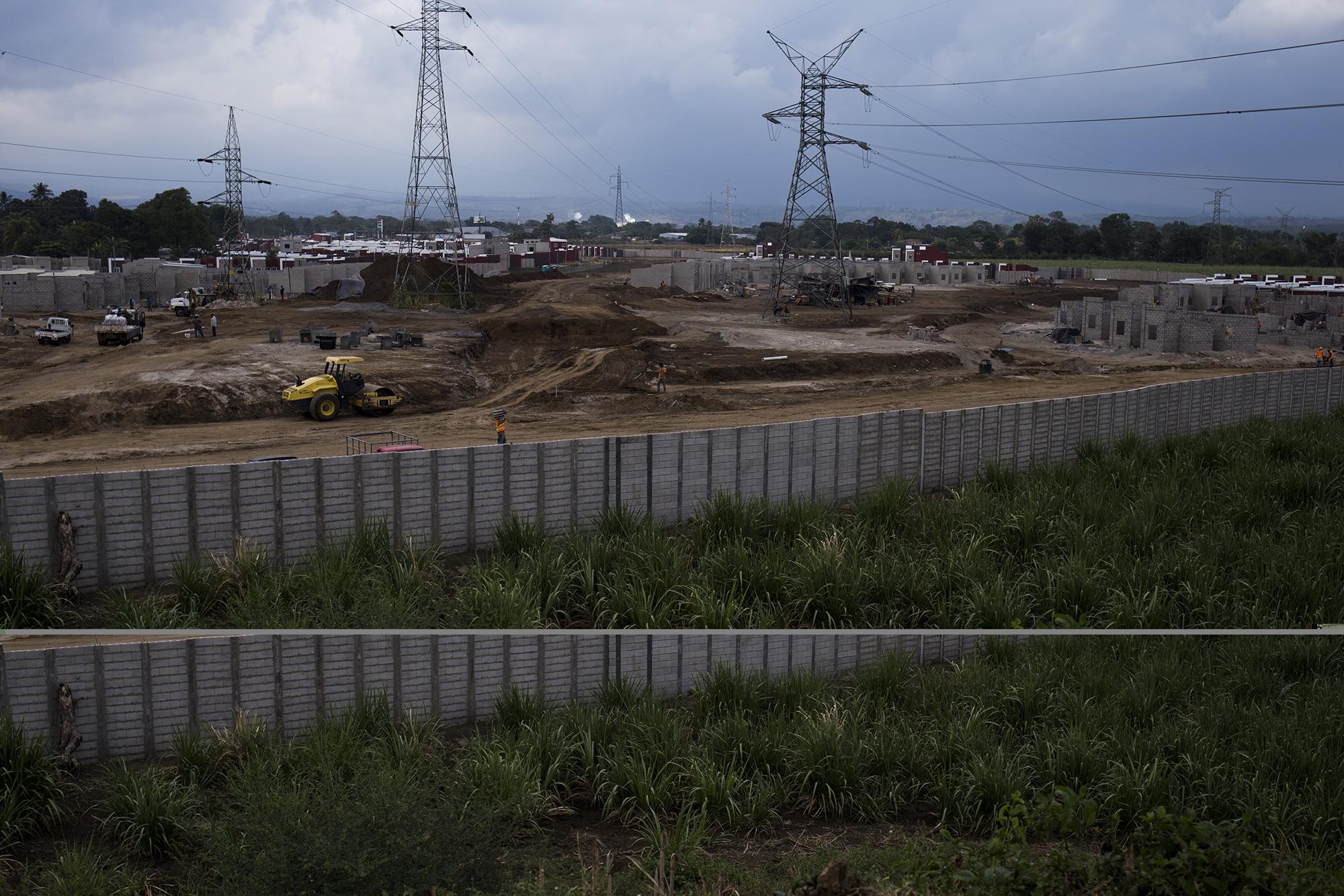 Construcción del proyecto Acrópoli Sonsonate, de la empresa Salazar Romero, visto desde la pirámide 190 del sitio arqueológico Tacuscalco.