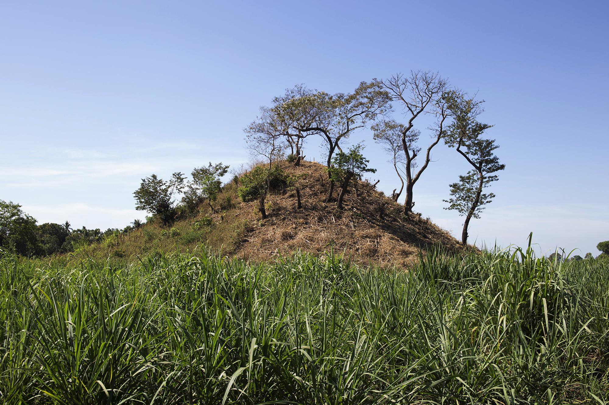 Bajo el montículo hay una construcción de origen Pipil. Los historiadores del MUNA relatan, que según escritos del mismo Pedro de Alvarado, él llegó herido de una pierna a Tacuscalco, en la batalla de Acajutla. Cuenta la historia que el conquistador español parado sobre una de las estructuras observó la batalla.