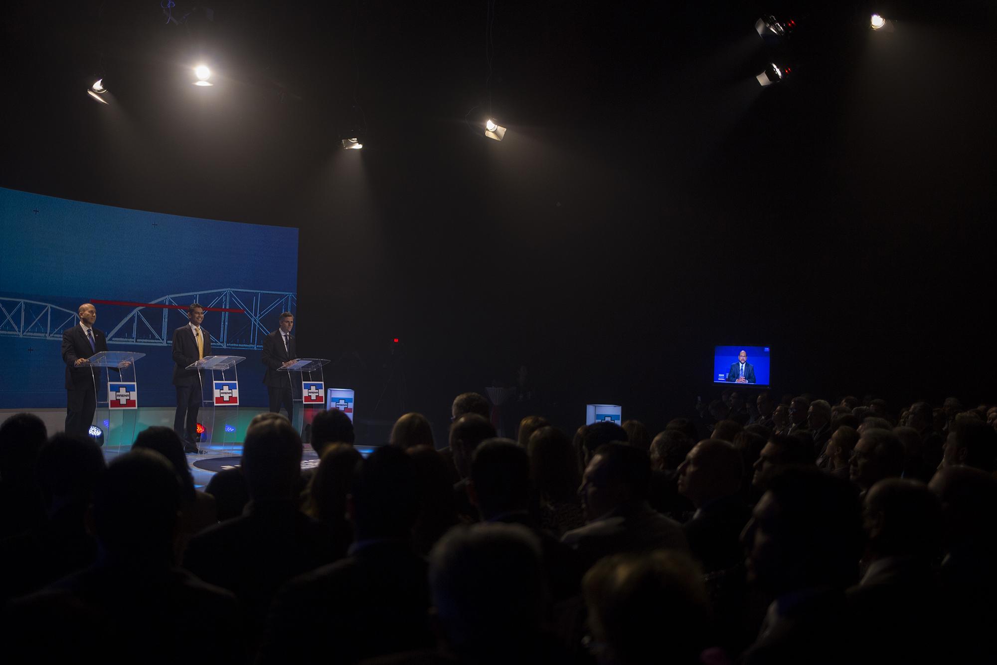 Los precandidatos por el partido Arena, Javier Simán, Carlos Callejas y Gustavo López, durante el segundo debate de elecciones internas, donde se definirá el candidato presidencial para las elecciones de 2019. Los aspirantes abordaron el tema de seguridad. Actividad realizada en el foro 4 de Tele Corporacion Salvadoreña (TCS). Foto de El Faro, por Víctor Peña.