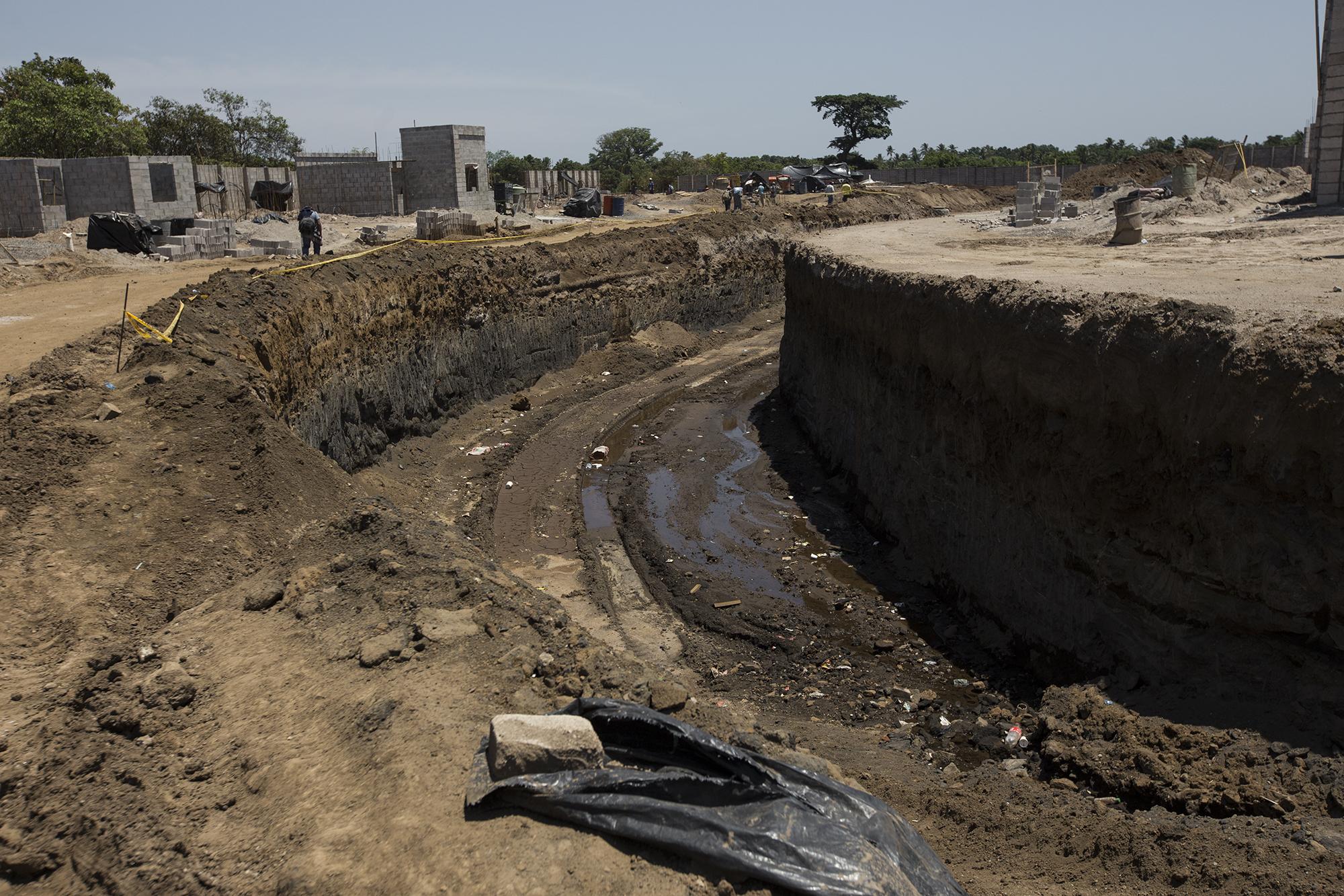 Zanja en donde pretenden instalar las tuberías de las aguas lluvias de la residencia Acrópoli Sonsonate. Foto: Fred Ramos