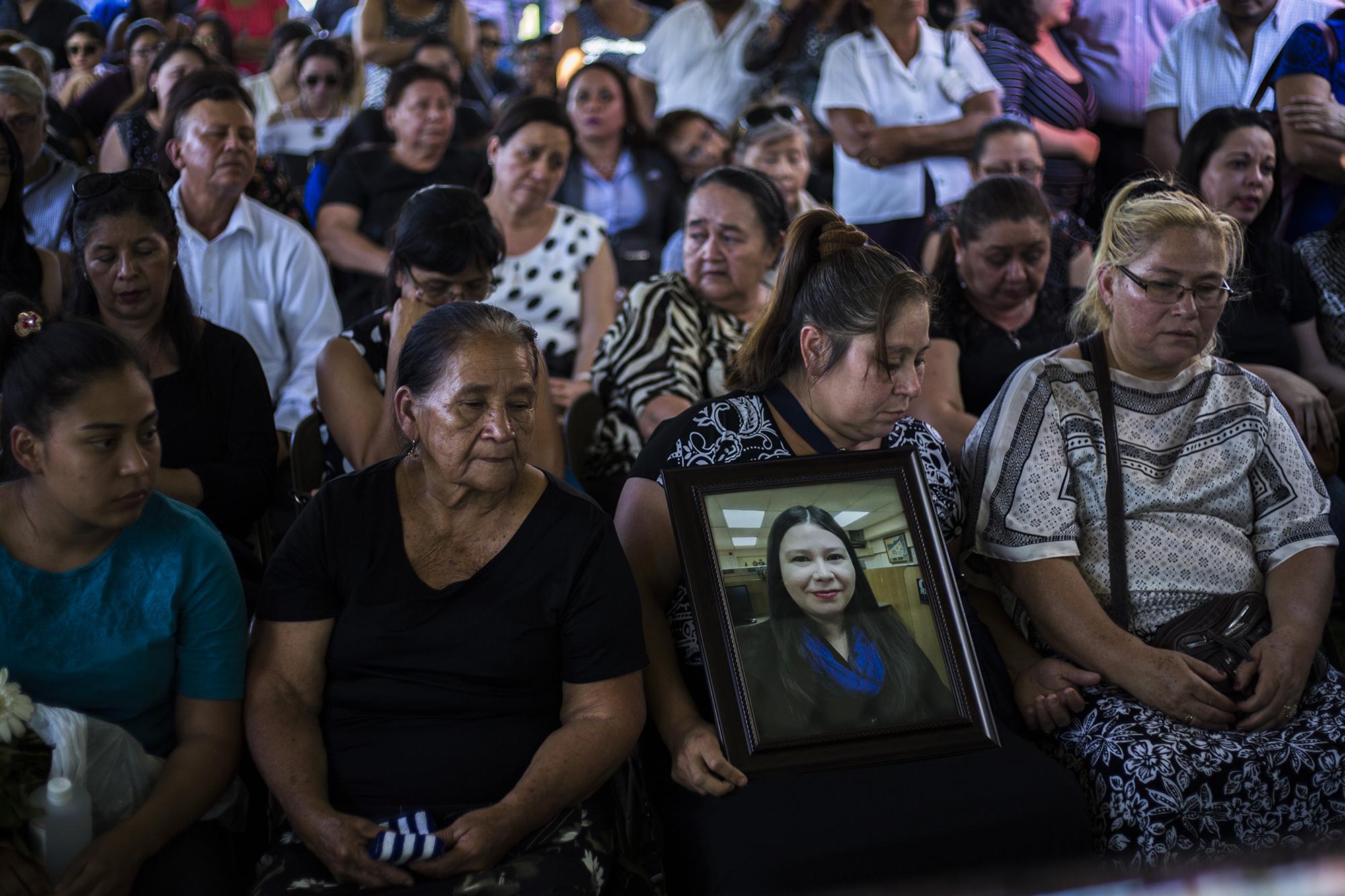 Familiares, compañeros y amigos de Karla Turcios se despidieron de ella el 17 de abril de 2018. Turcios laboraba como periodista de la revista El Economista, del Grupo LPG.  Foto de Víctor Peña. 