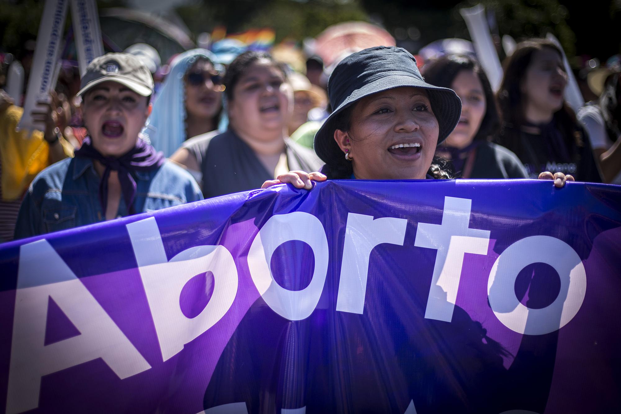 Teodora Vásquez durante la marcha para conmemorar el Día Intencional de la Mujer, realizado en la ciudad de San Salvador el 8 de marzo. Unas tres mil mujeres marcharon para pedir que se respeten los derechos de las mujeres. La despenalización del aborto fue protagonista en las proclamas. Foto: Víctor Peña.