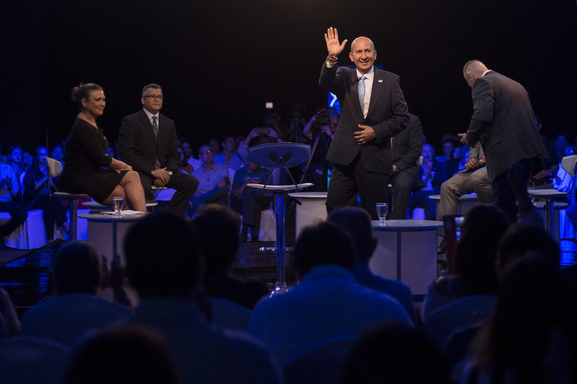 Javier Simán, nieto del primer Simán que llegó a El Salvador a inicios del siglo XX, participa en un evento como precandidato del partido Arena a la Presidencia de la República, candidatura que al final ganó Carlos Calleja. A partir de los ochenta, enterrada ya la fase más dura de la arabofobia, se intensificó la participación de descendientes palestinos en política. Foto Víctor Peña.