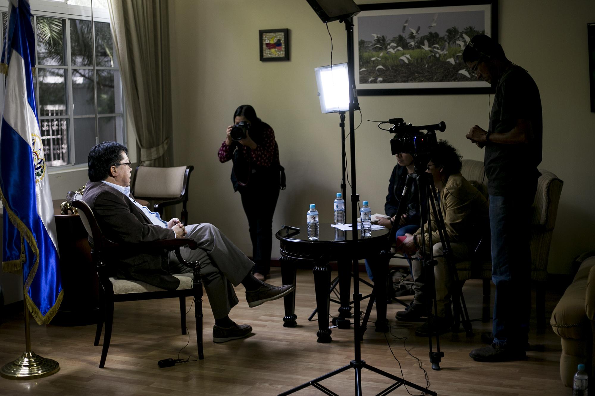 El secretario Roberto Lorenzana durante la entrevista a El Faro el 13 de abril de 2018. Foto: Fred Ramos