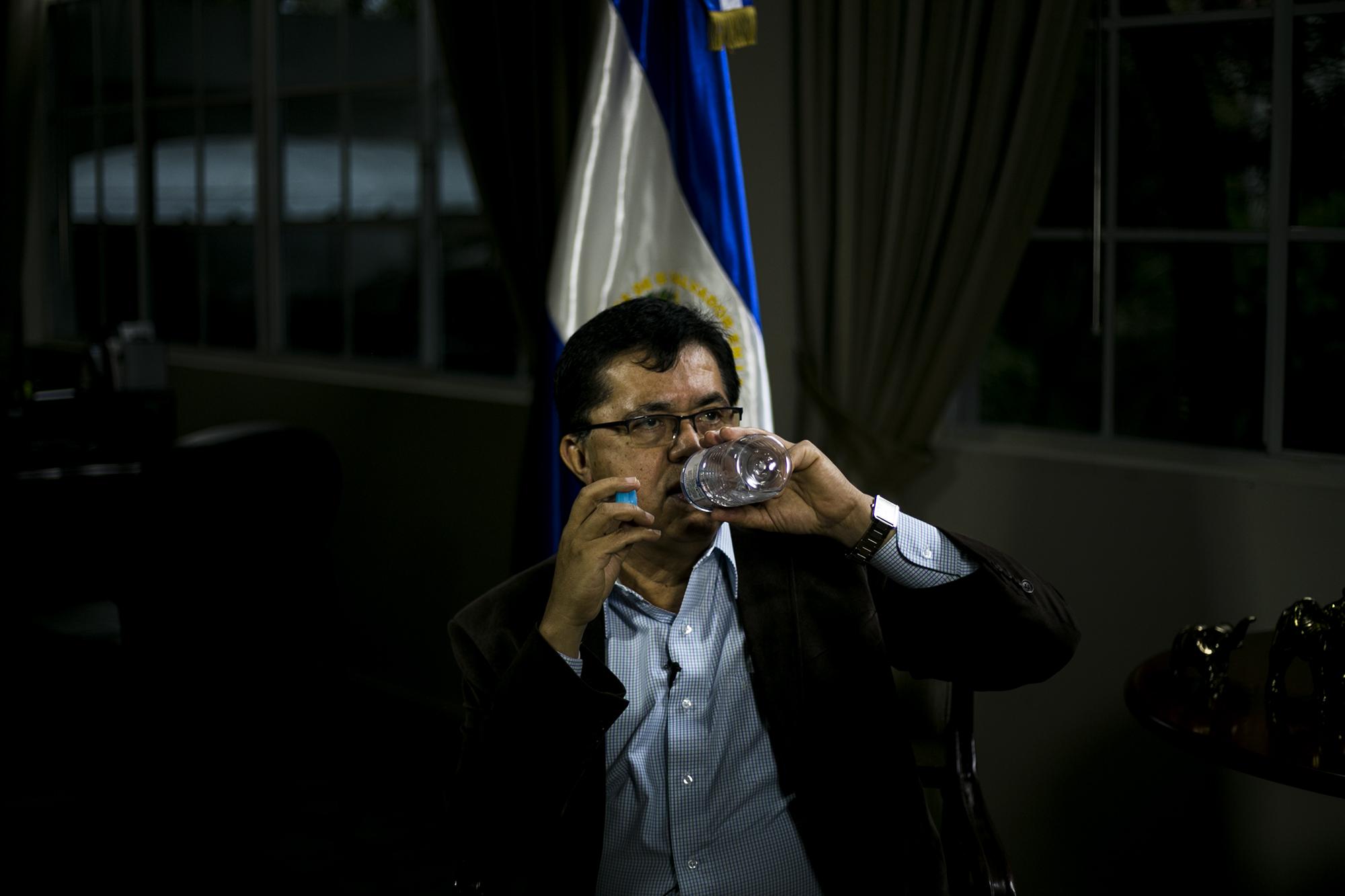 El secretario Roberto Lorenzana durante la entrevista a El Faro el 13 de abril de 2018. Foto: Fred Ramos