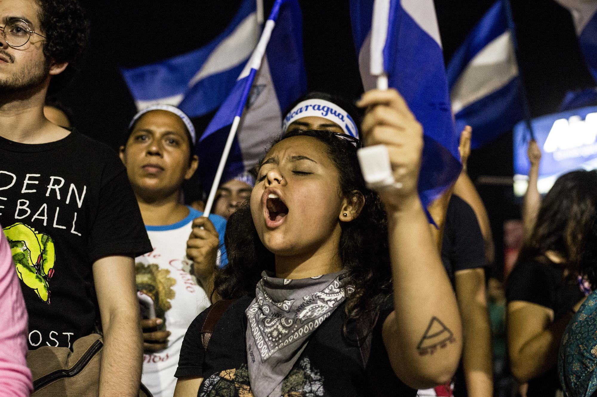 Una joven canta el himno nacional de Nicaragua durante el homenaje a las víctimas en el redondel Jean Paul Genie. Foto: Fred Ramos