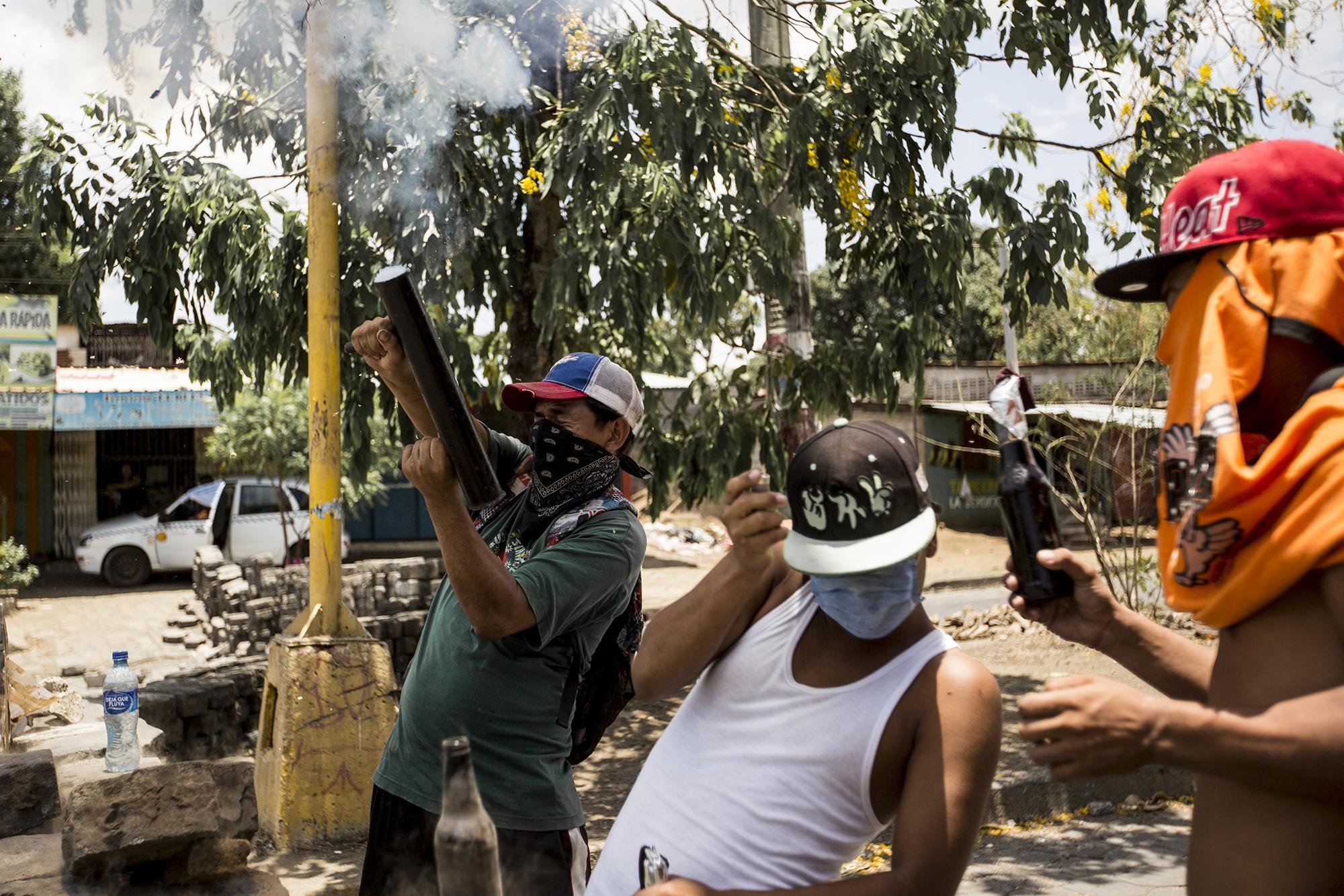 Estudiantes lanzan pólvora con los morteros, en uno de los retenes instalados en los accesos de la universidad UPOLI de Managua. Foto: Fred Ramos