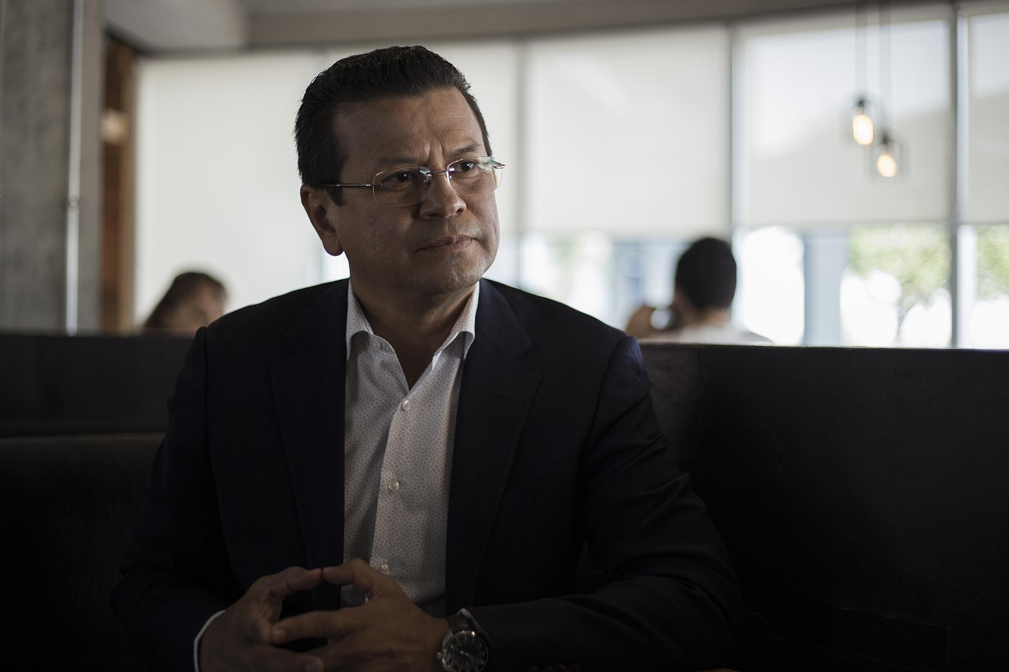 Hugo Martínez, excanciller de la República y actual precandidato en las elecciones internas del partido FMLN. Entrevista realizada en Plaza Futura, en la colonia Escalón, el 07 de mayo de 2018. Foto de El Faro, por Víctor Peña.