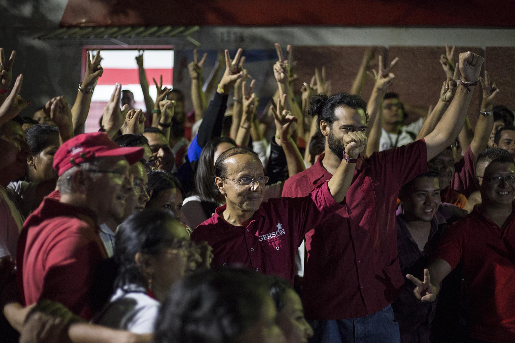 Al finalizar la conferencia de prensa, Gerson Martínez fue aplaudido por sus seguidores, quienes esperaron frente a la sede central del FMLN, conocida como 1316. Foto de El Faro, por Víctor Peña.