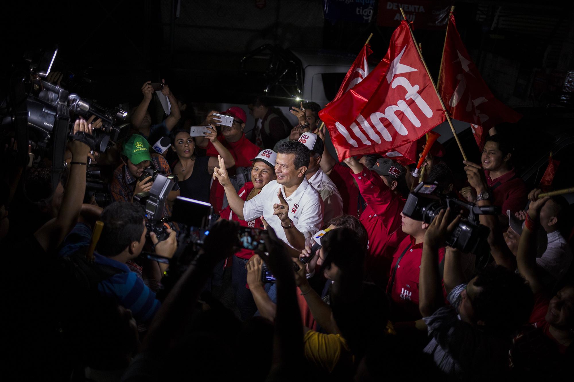 Hugo Martínez es recibido por sus seguidores, en la sede central del FMLN, conocida como 1316.  Foto de El Faro, por Víctor Peña.