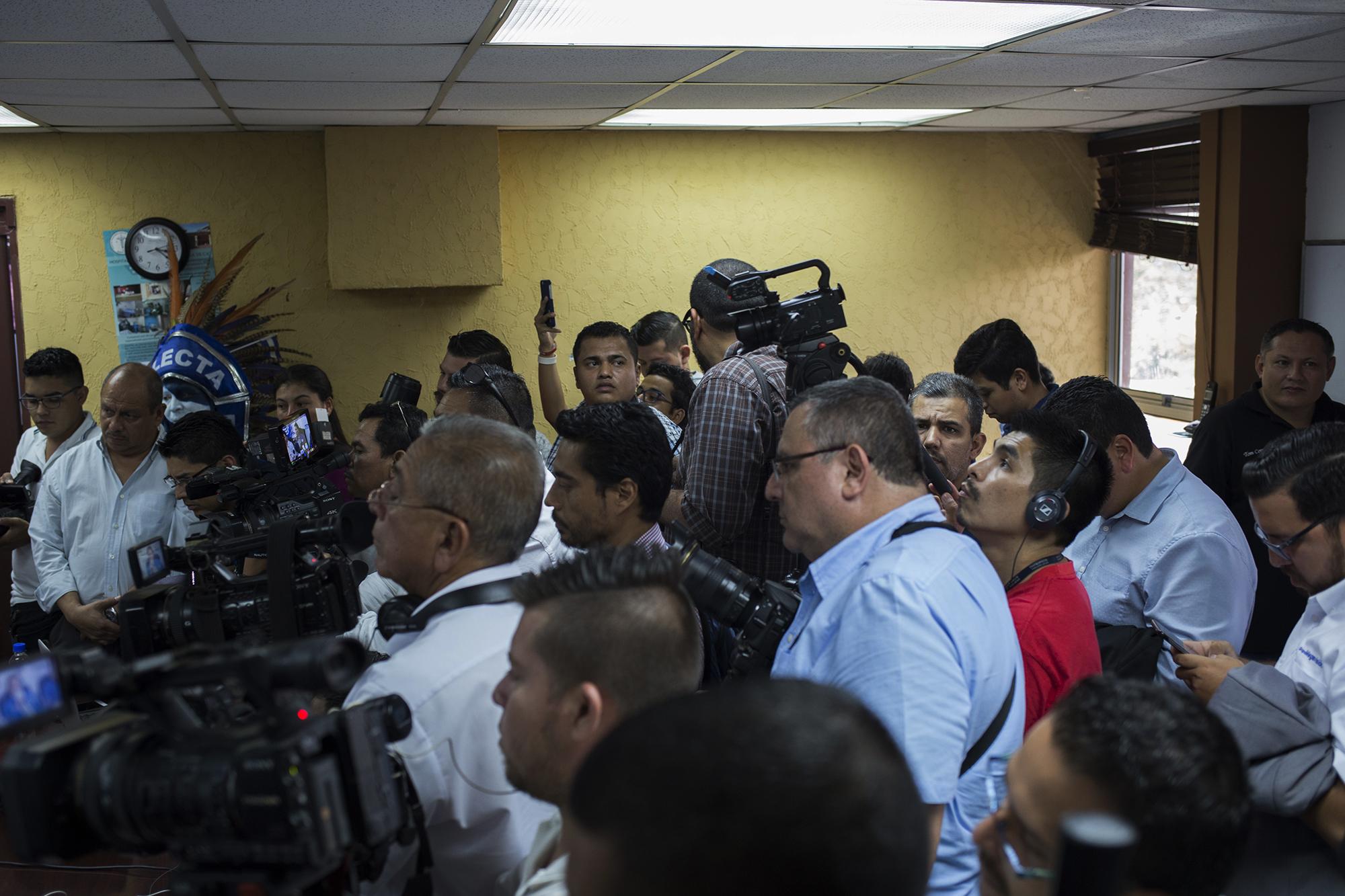 Más de medio centenar de periodistas y comunicadores asistieron este lunes 28 de mayo a la conferencia de prensa en la que se presentó al nuevo director técnico de la selección nacional de fútbol. Foto Víctor Peña (El Faro).