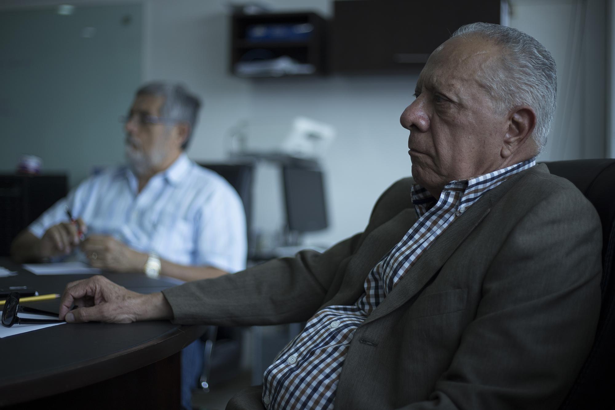 Hugo Carrillo, miembro de la Comisión Política del PCN, durante entrevista ofrecida al periódico El Faro. Foto de El Faro, por Víctor Peña.