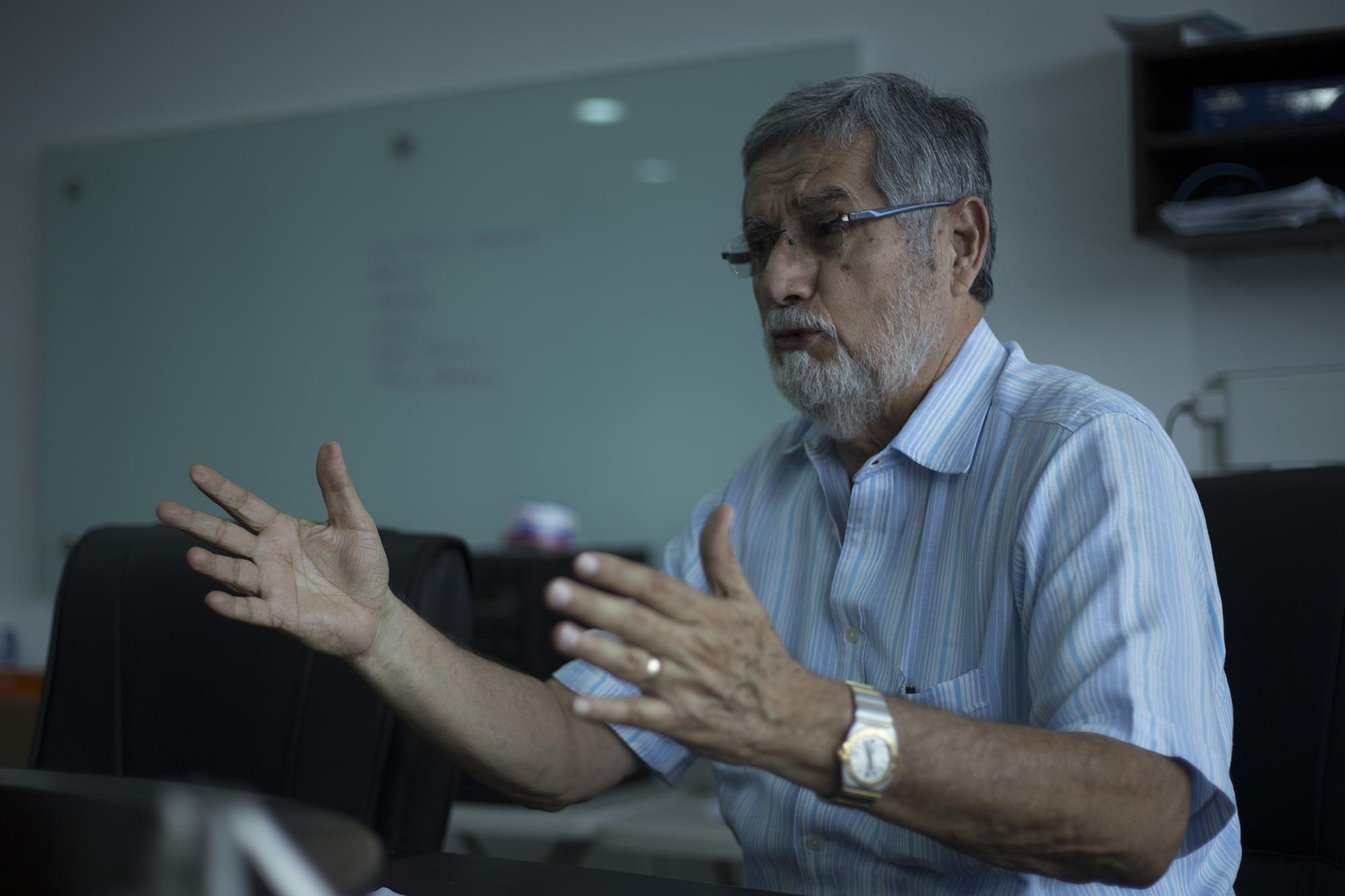 Luis Lagos, miembro de la Comisión Política del PCN, durante entrevista ofrecida al periódico El Faro. Foto de El Faro, por Víctor Peña.