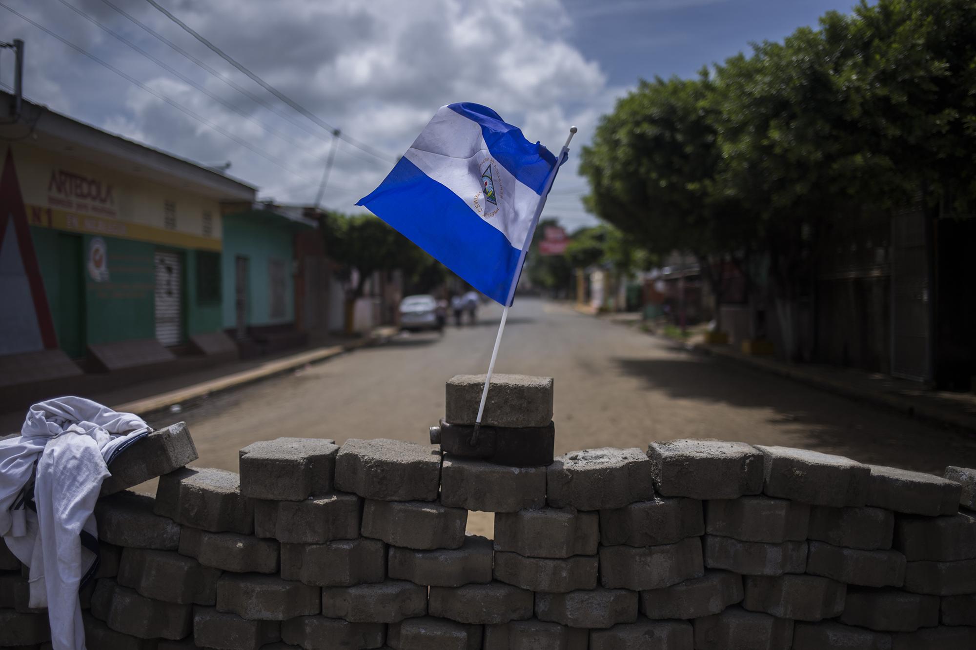 Cada barrio, en la ciudad de Masaya, a unos 30 kilómetros de Managua, se ha apoderado de las calles. Han levantado barricadas con los adoquines para evitar el acceso de la policía y los grupos antimotines. Foto de El Faro, por Víctor Peña. 