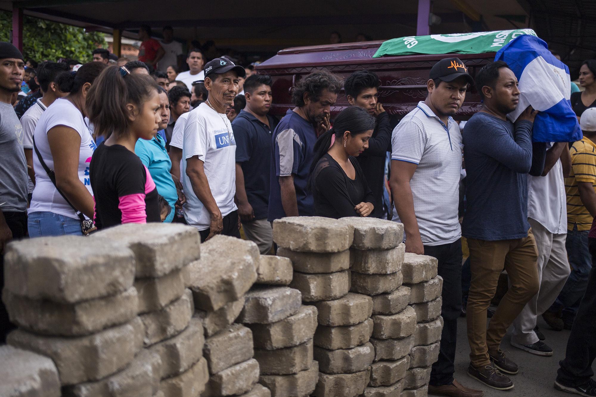 Los habitantes del Barrio Monimbó despidieron a Jason Putoy, un joven de 22 años que fue asesinado mientras custodiaba una barricada el domingo 3 de junio en horas de la noche, cerca de la sede de la Cruz Roja, en la ciudad de Masaya. Foto de El Faro, por Víctor Peña. 