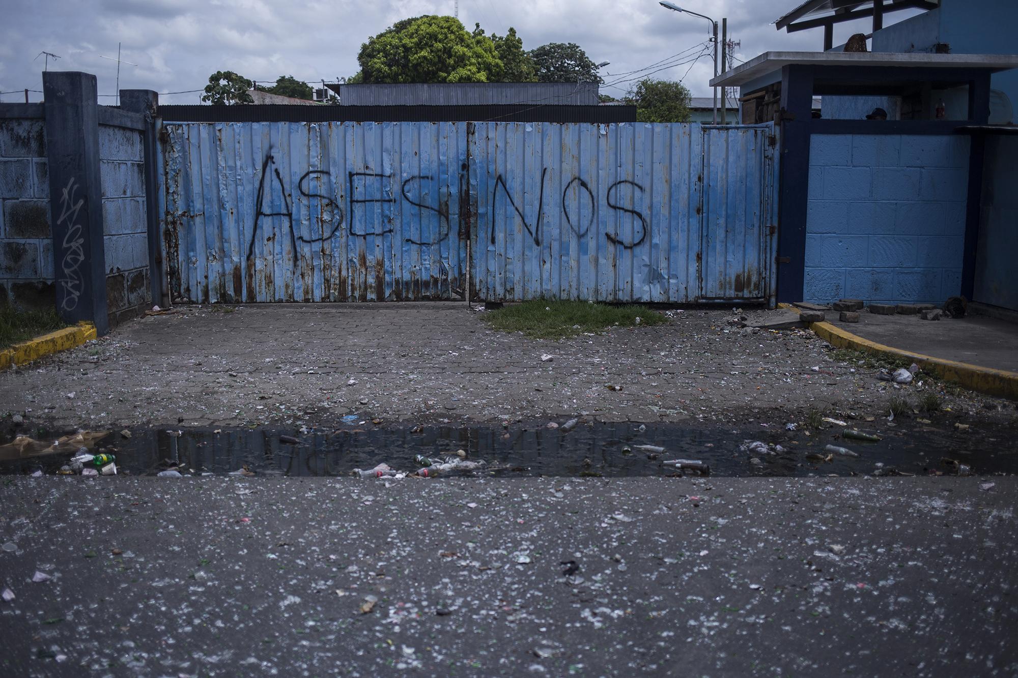 Tras los disturbios del sábado 2 de junio, frente a la estación policial, los rebeldes dejaron fragmentos de vidrio por toda la avenida El Progreso, en el centro de Masaya. Además, un mensaje explícto para la policía acusada de, en los últimos cinco días, haber asesinado a 11 personas en esta ciudad.