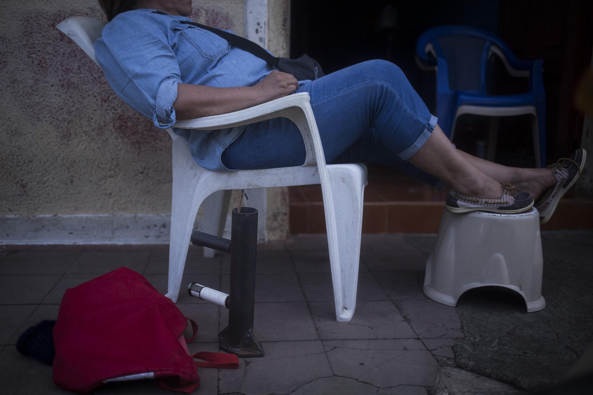 Isabel Mejía, de 52 años, pasa la tarde frente a su casa, el lunes 4 de junio, en el barrio San Miguel, de la Ciudad de Masaya. Isabel custodia su cuadra junto a su hijo y todos sus vecinos. 