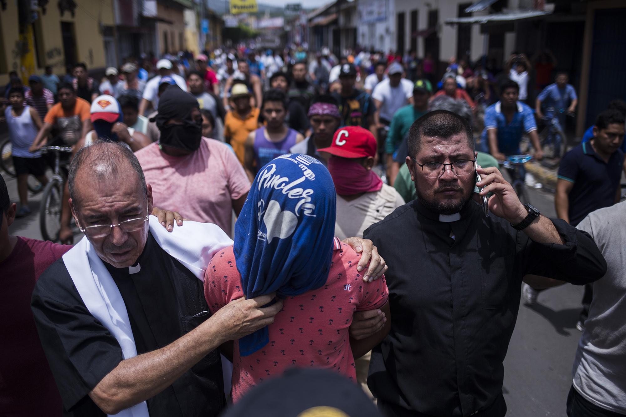 El sacerdote Edwin Román, de la iglesia San Miguel, junto a los representantes de Derechos Humanos de Nicaragua, entregaron en la Policía al hijo de un agente de esa institución, a quien los manifestantes habían capturado. Al sacerdote lo seguía una procesión de rebeldes que, pedían la cabeza del muchacho, que clamaban por torturarlo y golpearlo.