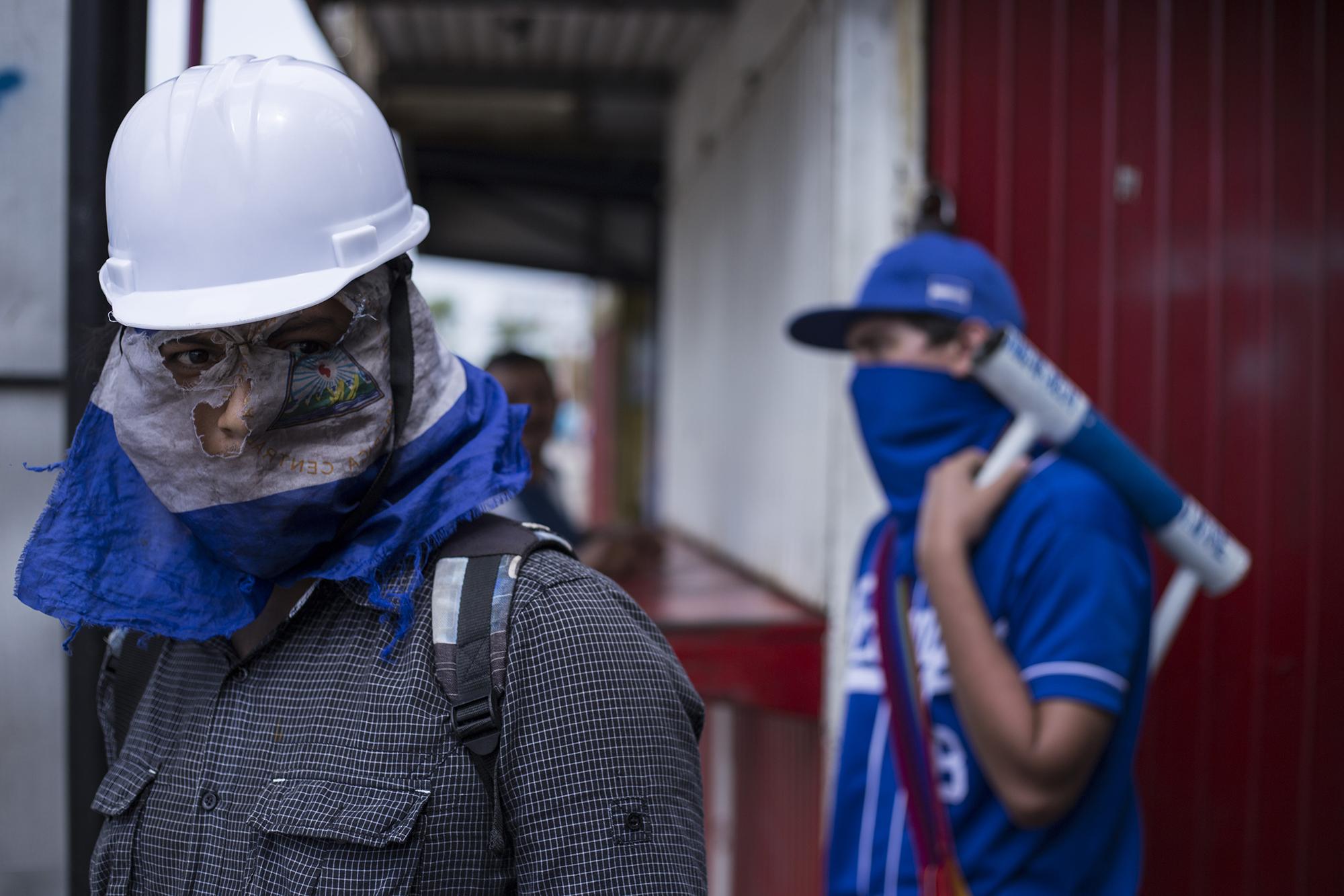 En todo el trayecto de la carretera que conduce de Managua hacia Masaya, cada retén interroga a los que transitan. Los jóvenes controlan la carretera en ocho retenes, y cada retén tiene su autonomía.
