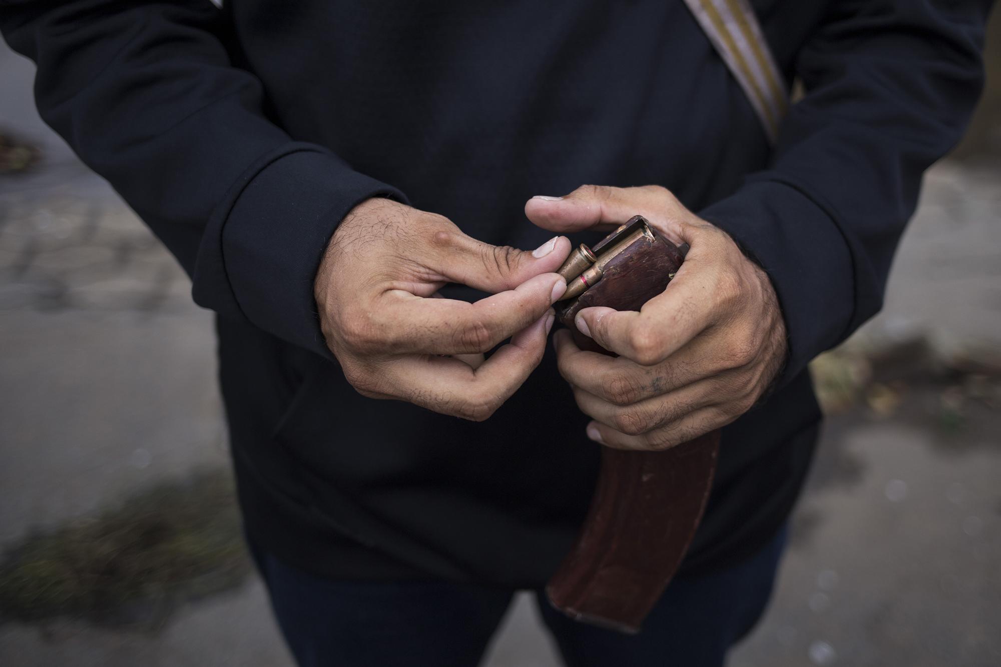 Un joven muestra un cargador de arma larga. El levantamiento en ese país se agudiza cada día, como lo demuestra Masaya. Algunos barrios ya comienzan a armarse para enfrentar los ataques de la policía.