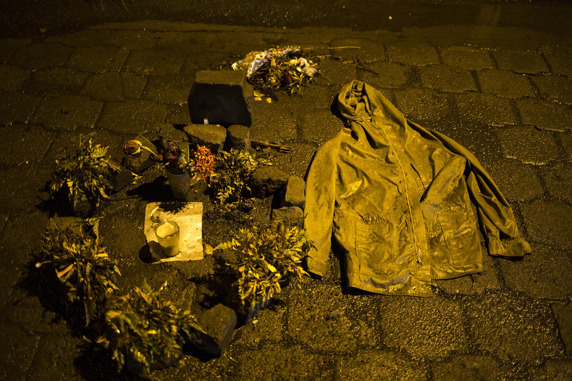 A un costado de la iglesia San Miguel, en Masaya, un altar improvisado interrumpe el paso. Es en honor a Donald Arias, que murió en medio de las protestas del sábado 2 de junio, a manos de la policía.