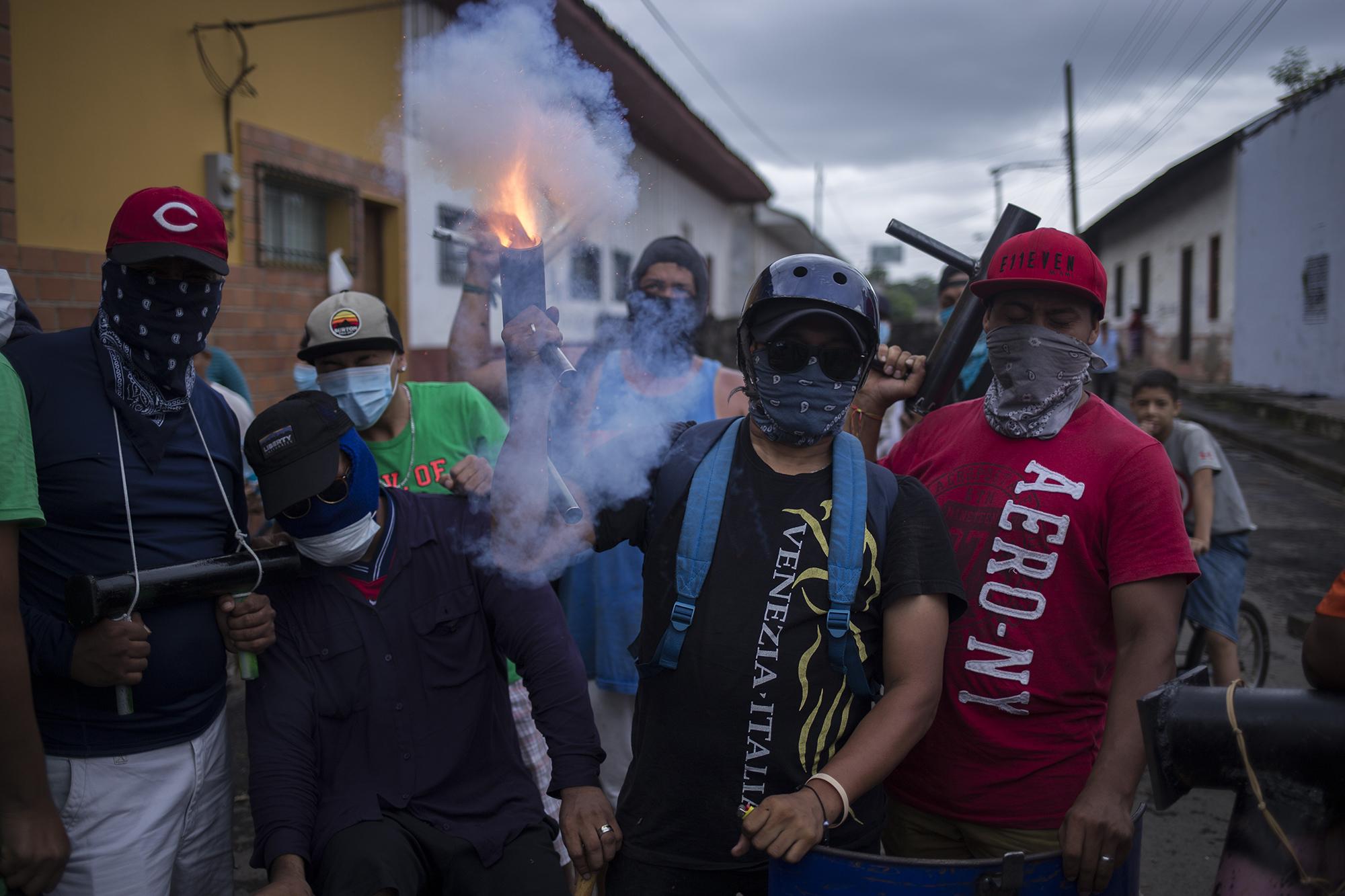 Casi todos los manifestantes tiene un mortero. En cada esquina, los revientan como un ritual al caer la tarde, un mensaje para la policía.