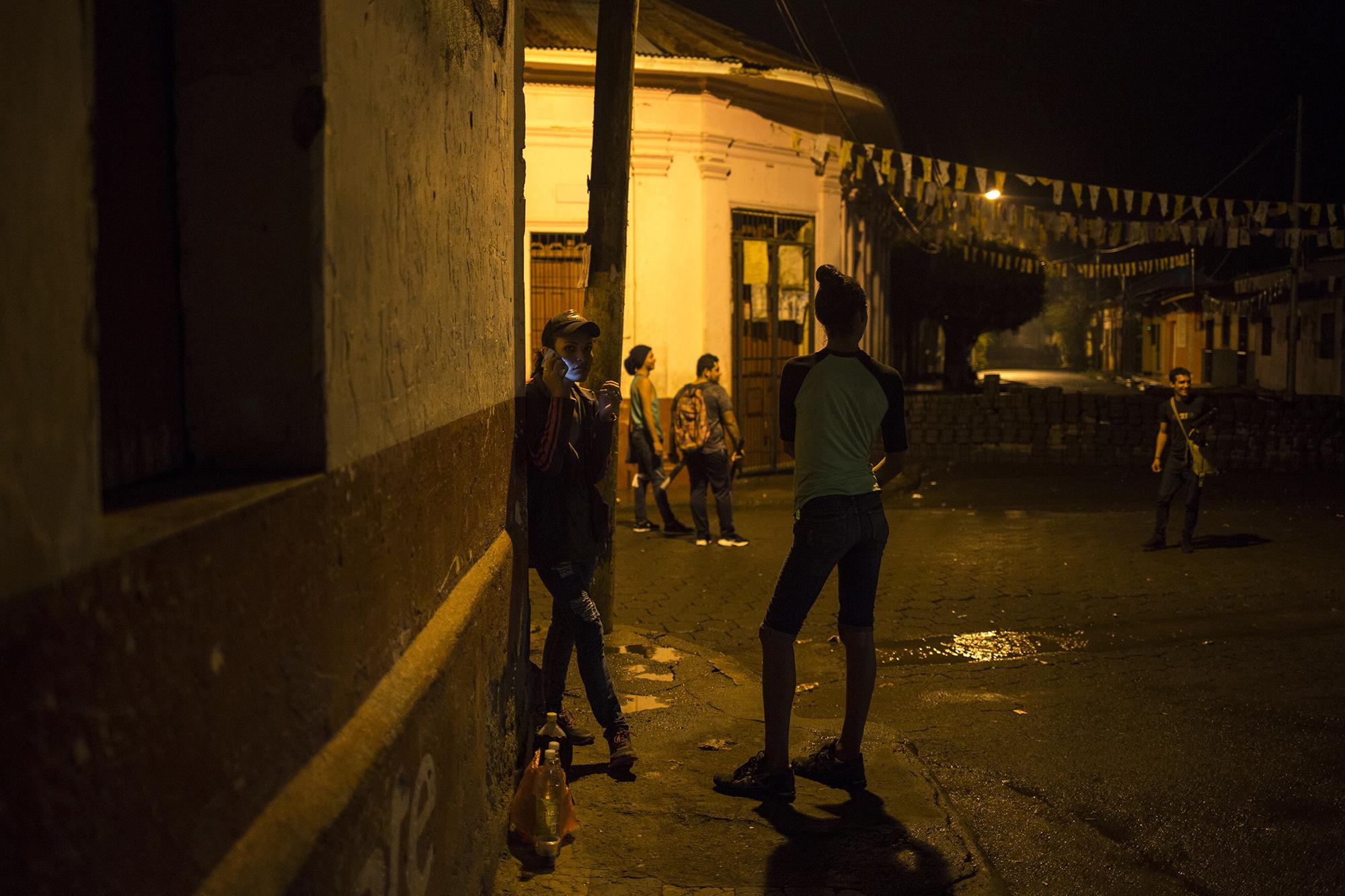Los habitantes denuncian ataques nocturnos hacia los rebeldes. Pese al riesgo, los habitantes hacen turnos para cuidar su espacio. Garantizan que ningún infiltrado se cruce y haga daño a su comunidad.
