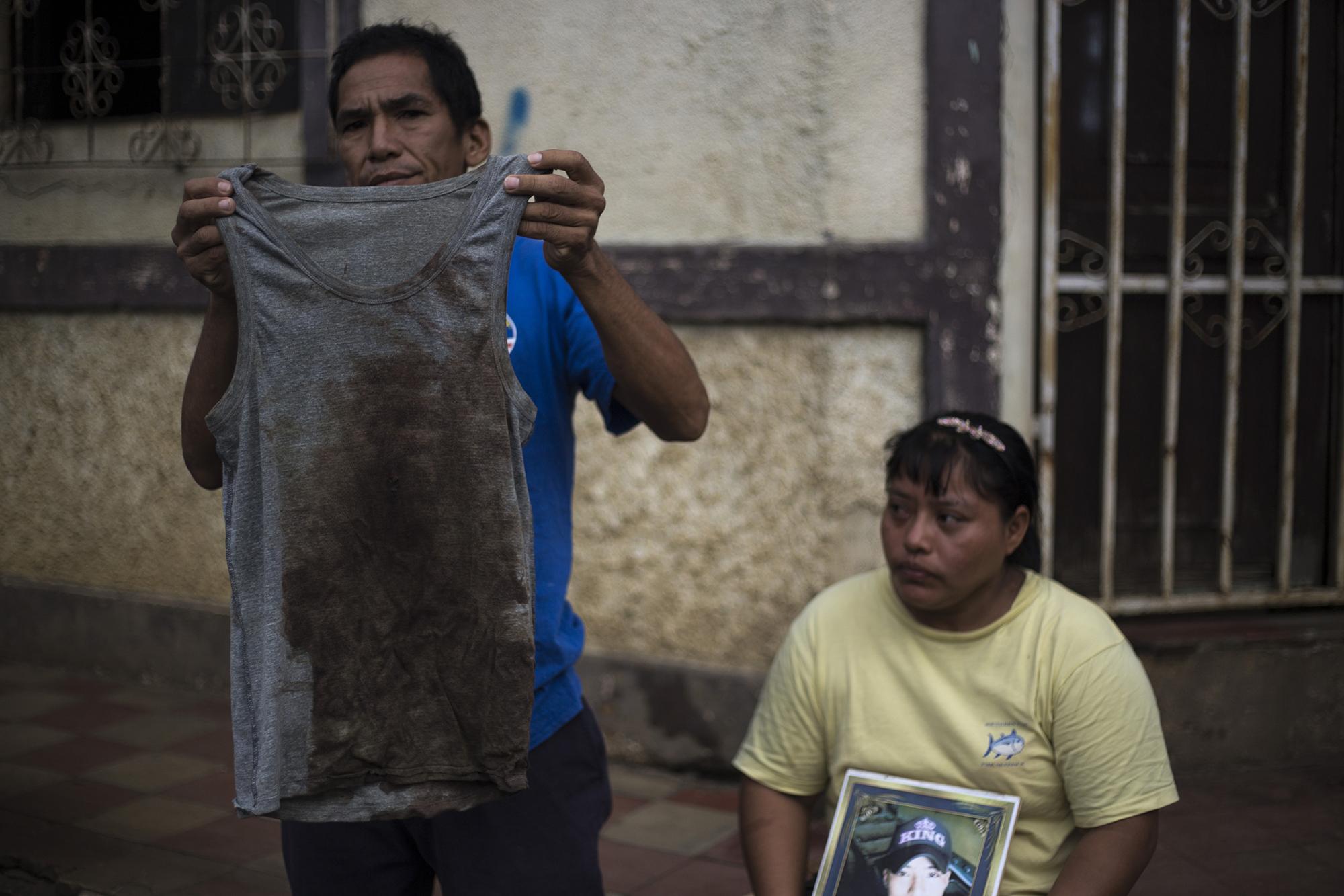 Miguel Jerónimo Sánchez, de 52 años, muestra la ropa de su hijo, Josué Sánchez, que fue asesinada a las 2 de la madrugada, del día lunes 3 de junio, en el Reparto Fátima.