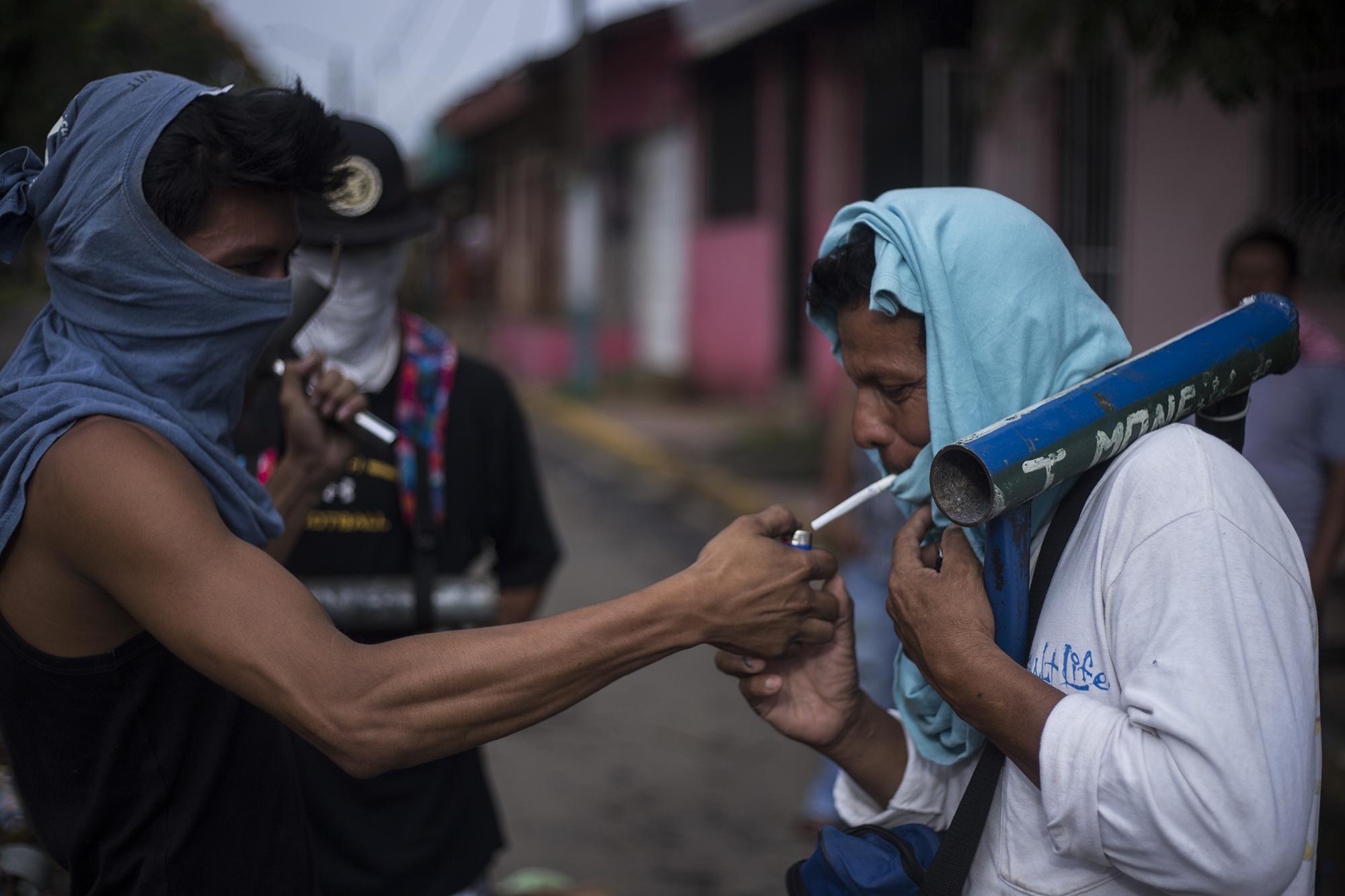 Tras una oración en la que pidieron por su seguridad y la de los habitantes del Reparto Fátima, un habitante enciende un cigarro para luego situarse como vigilante del tranque en ese punto.