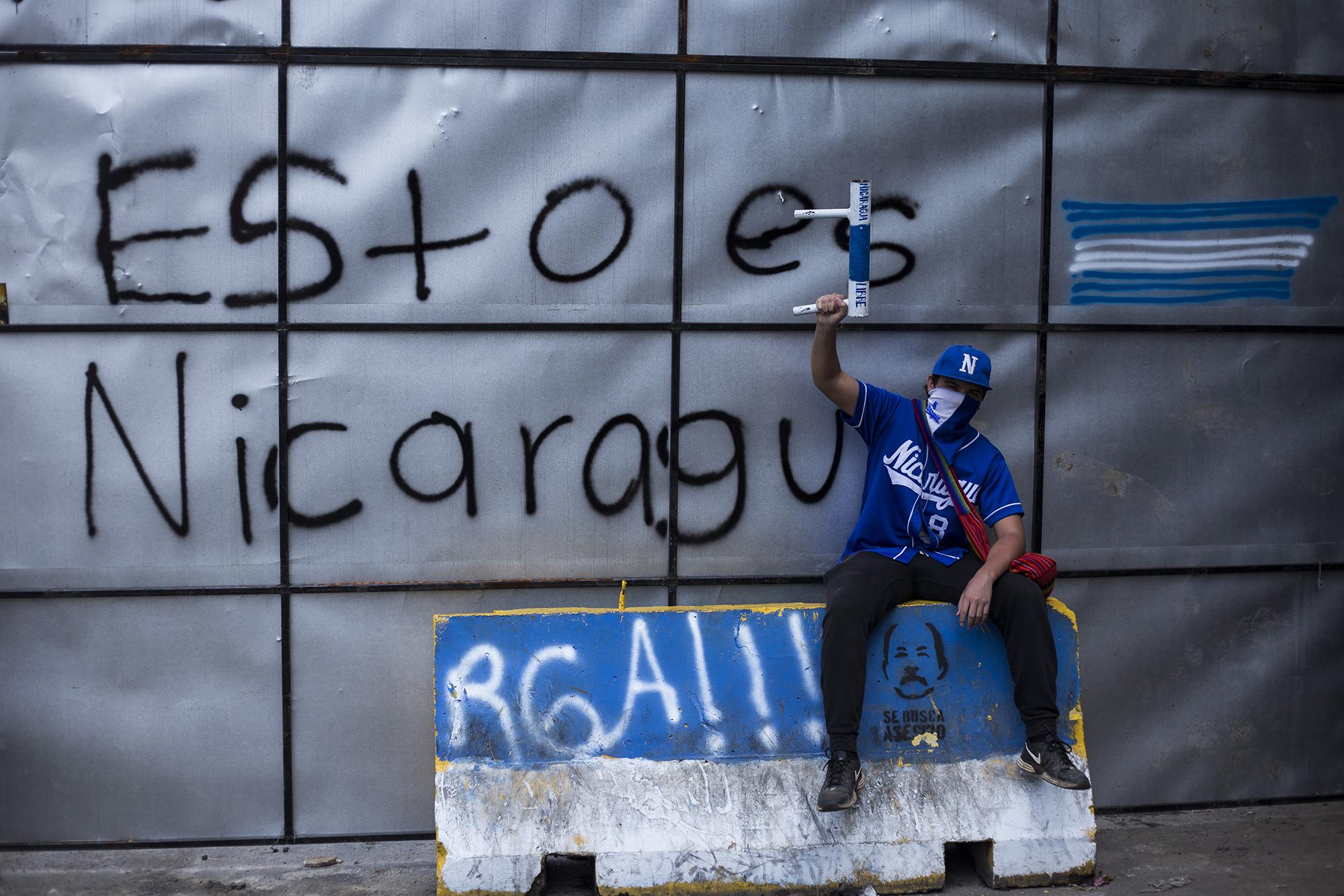 El tranque de Tecuantepe es una valla publicitaria que fue arrancada de la carretera. Una lámina que bloquea por completo el acceso vehicular. Los manifestantes, desde el jueves 7 de junio, quieren tomarse por completo las calles de Nicargua, y han llamado a un paro nacional.