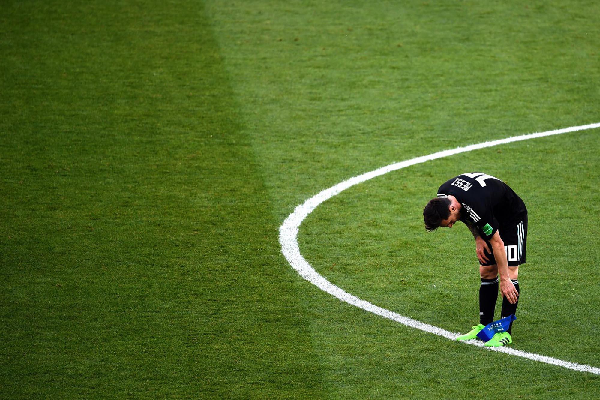 El astro argentino Leonel Messi se lamenta durante una acción del partido inaugural de su selección en el Mundial de Rusia, el 16 de junio de 2018. El partido acabó con empate ante Islandia. Messi falló un penal. Foto Wang Yuguo (Xinhua).