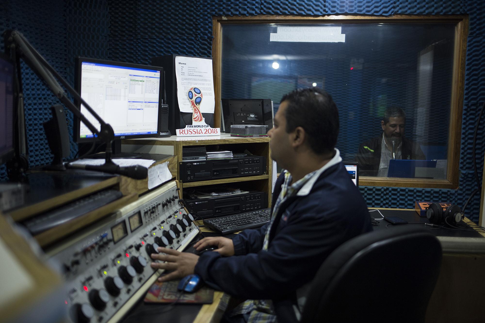 Equipo de producción comercial durante retransmisión de la Copa del Mundo, en la Radio YSKL. Foto Víctor Peña.