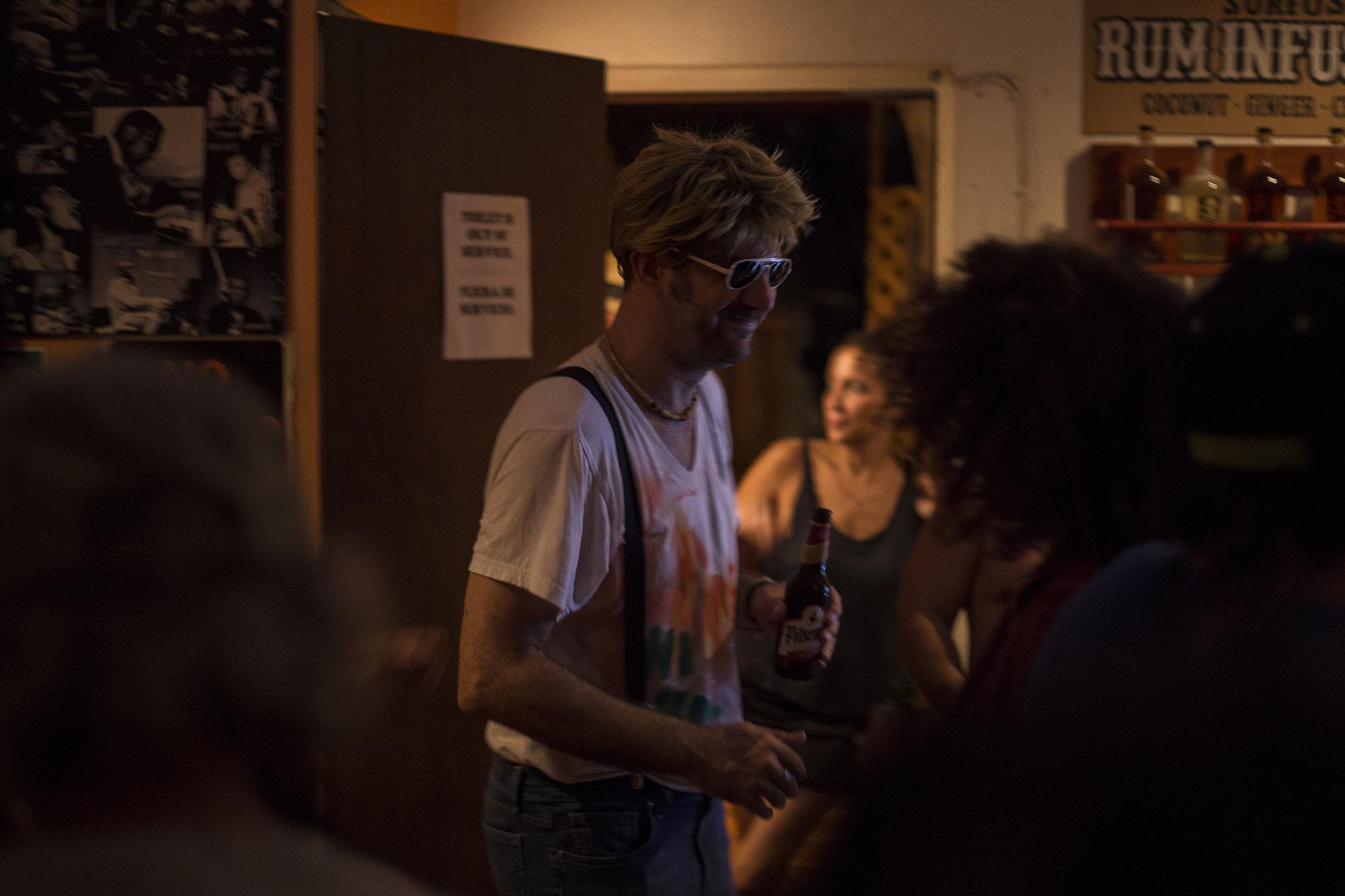 Gilles Ortsman tiene un bar-restaurante-hotel en El Tunco. Por la compra de waffles o cervezas ofrece camisas de Bélgica. Foto de El Faro, por Víctor Peña.