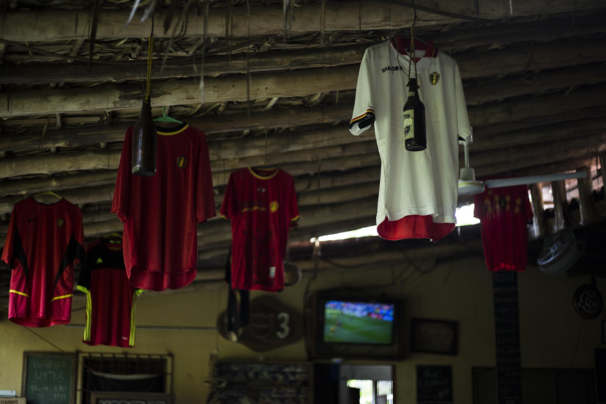 Las camisas de Bélgica en el techo del restaurante Mopelia, propiedad de Gilles Ortsman. Foto de El Faro, por Víctor Peña.