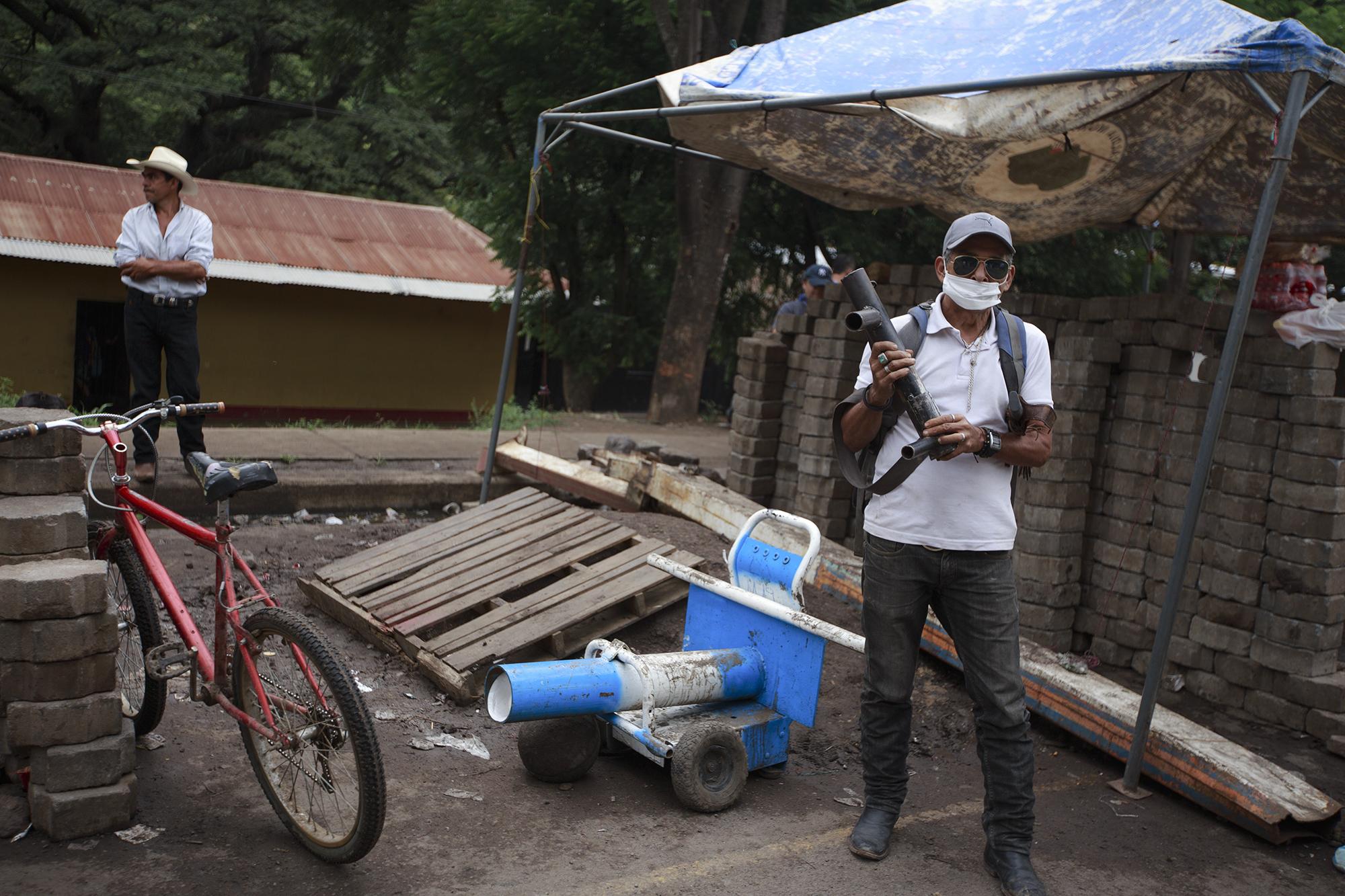 Campesinos custodian el tranque de La Trinidad. Entre ellos, tienen un mortero de cinco libras, el cual han bautizado como 