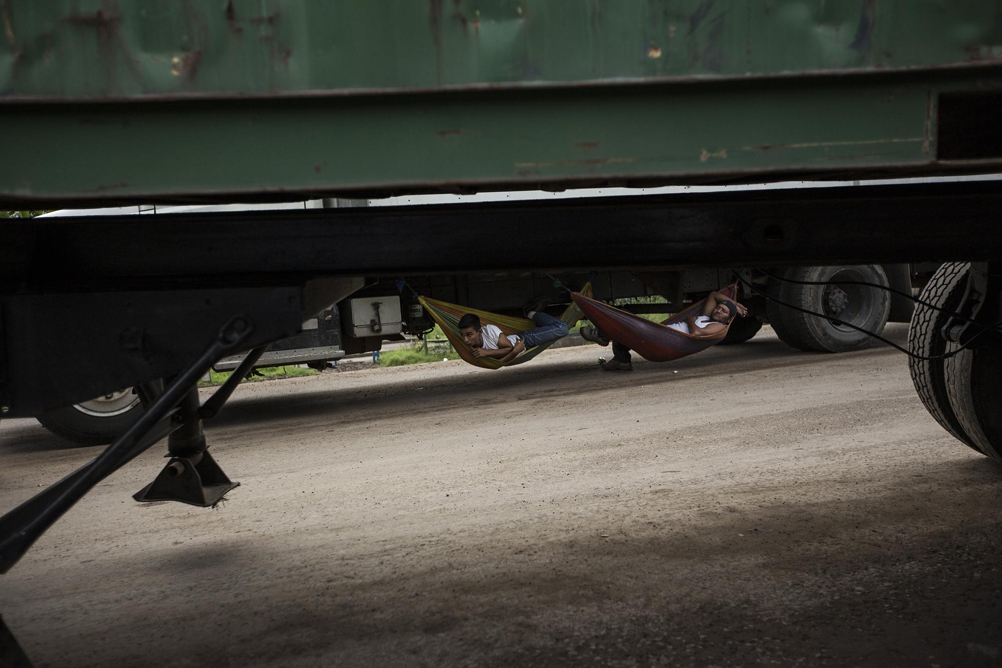 Conductores de tráileres descansan en hamacas mientras esperan que los dejen pasar por el tranque de La Trinidad, Nicaragua, el jueves 28 de junio 2018. Foto: Fred Ramos