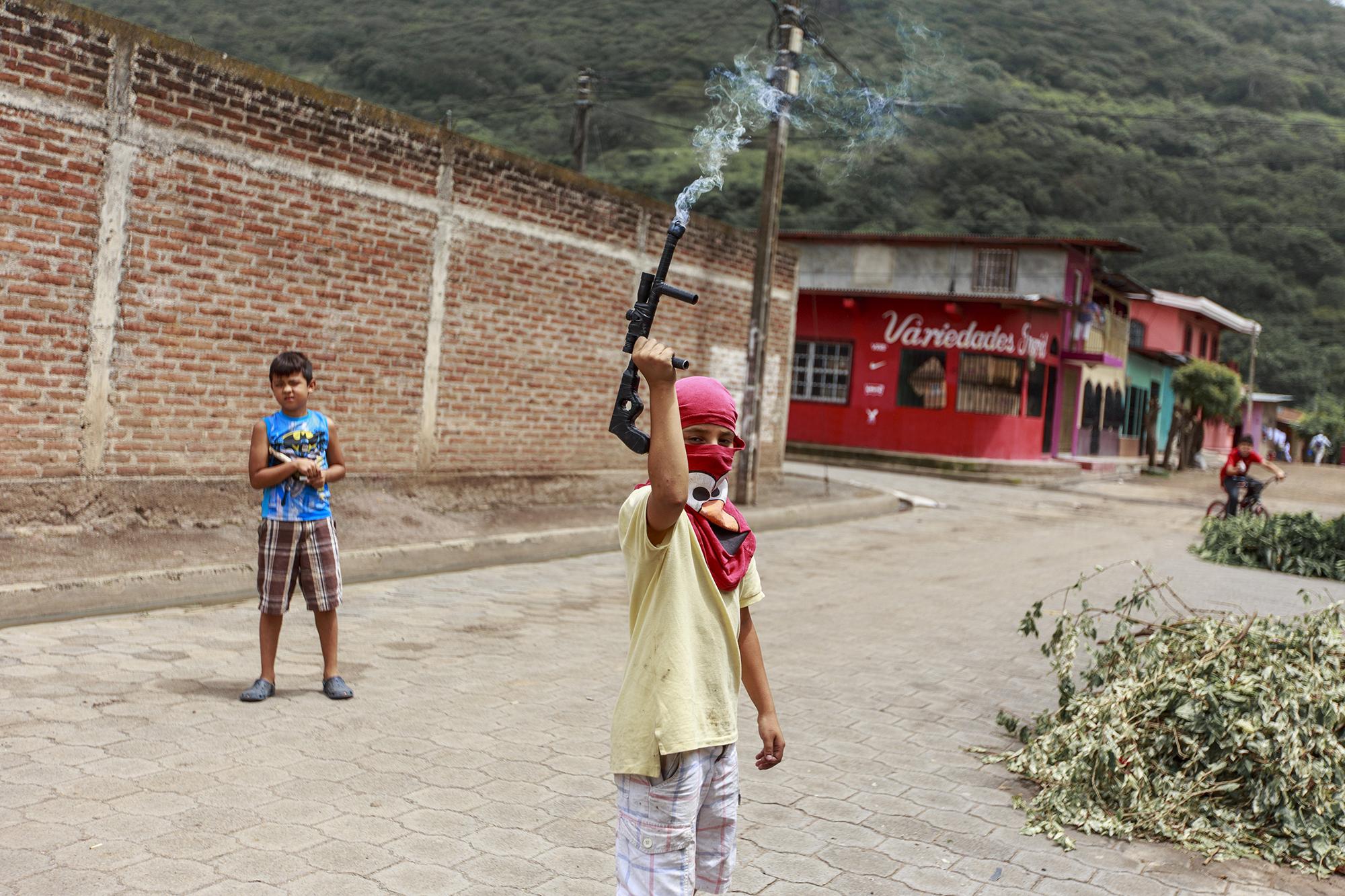 Niños juegan a custodiar un tranque en La Trinidad, Nicaragua, el jueves 28 de junio de 2018. Foto: Fred Ramos