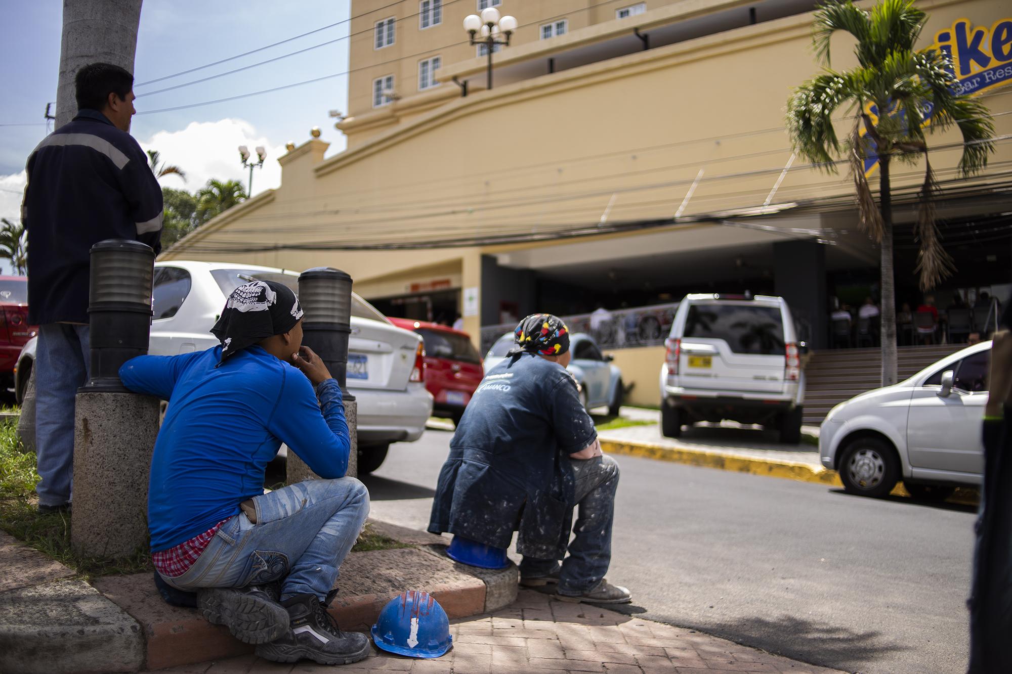 Empleados de una constructora disfrutaron el Inglaterra-Croacia apostados en el separador de calle frente a uno de los bares exclusivos de la Zona Rosa. Las pantallas gigantes que había en el interior eran muy visibles desde varios metros de distancia. Foto Carlos Barrera (El Faro).