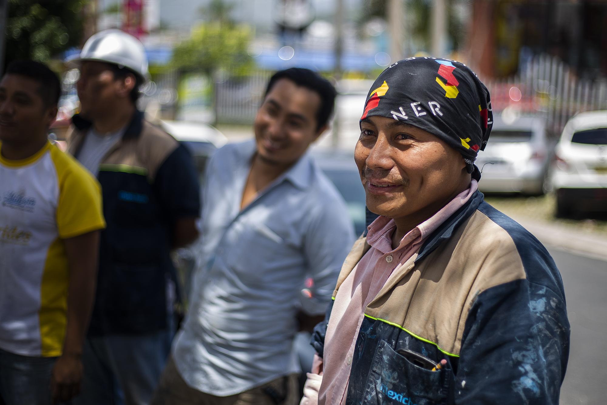 Sergio Pérez y un grupo de colegas de la construcción se plantaron frente al Hotel Barceló para ver la semifinal del Mundial. 