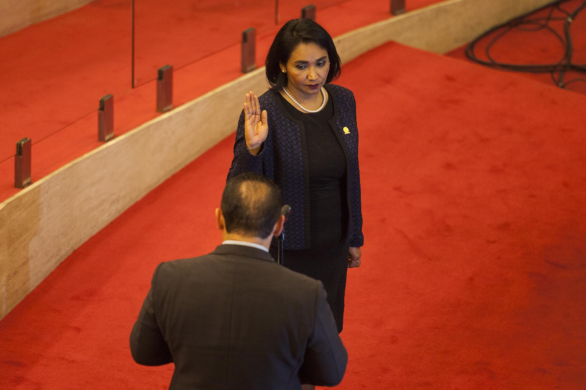 Carmen Elena Rivas Landaverde, presidenta de la Corte de Cuentas de la República, durante su juramentación, el 29 de agosto de 2017, en el Salón Azul, de la Asamblea Legislativa. Foto de El Faro: Víctor Peña.