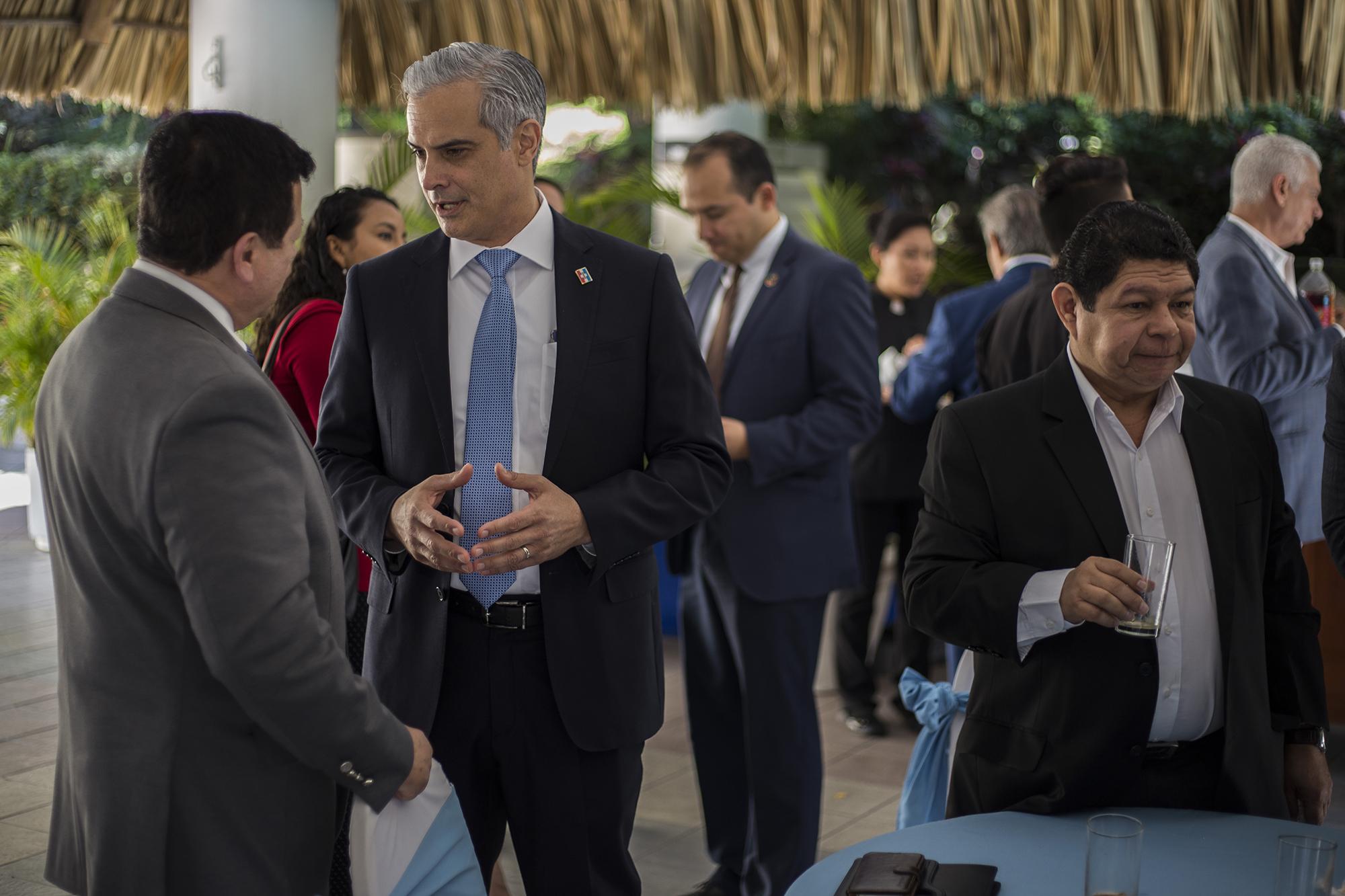 Antonio Armendáriz, del PCN, conversa con el presidente de Arena, Mauricio Interiano. Cerca de ellos, Benito Lara, exfuncionario del FMLN. Foto de El Faro, por Víctor Peña.