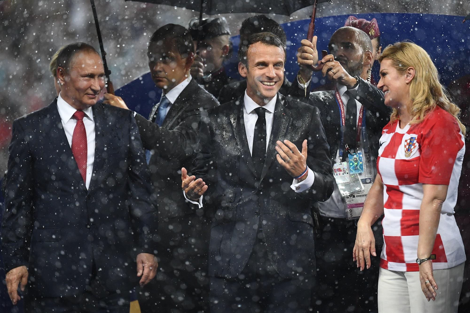 Vladimir Putin, Emmanuel Macron y Kolinda Grabar-Kitarovic, presidentes de Rusia, Francia y Croacia, durante la ceremonia de premiación. Foto Franck Fife (AFP).