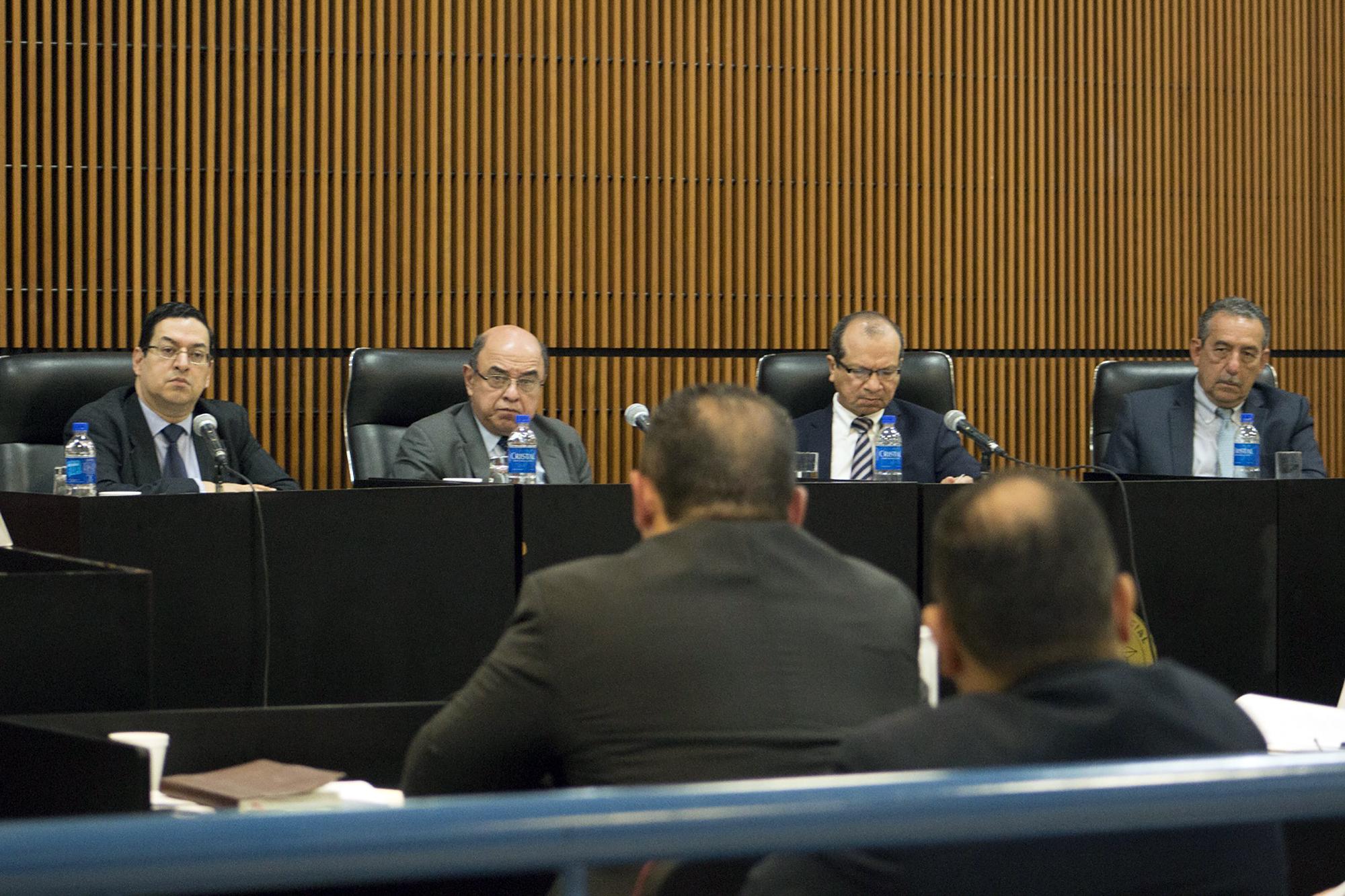 Los magistrados Rodolfo González, Óscar Pineda, Sidney Blanco y Florentín Meléndez observan al presidente de la Asamblea Legislativa, Guillermo Gallegos, durante una audiencia de seguimiento de inconstitucionalidad de la ley de Amnistía, el 19 de julio de 2017. Foto: Archivo/El Faro.