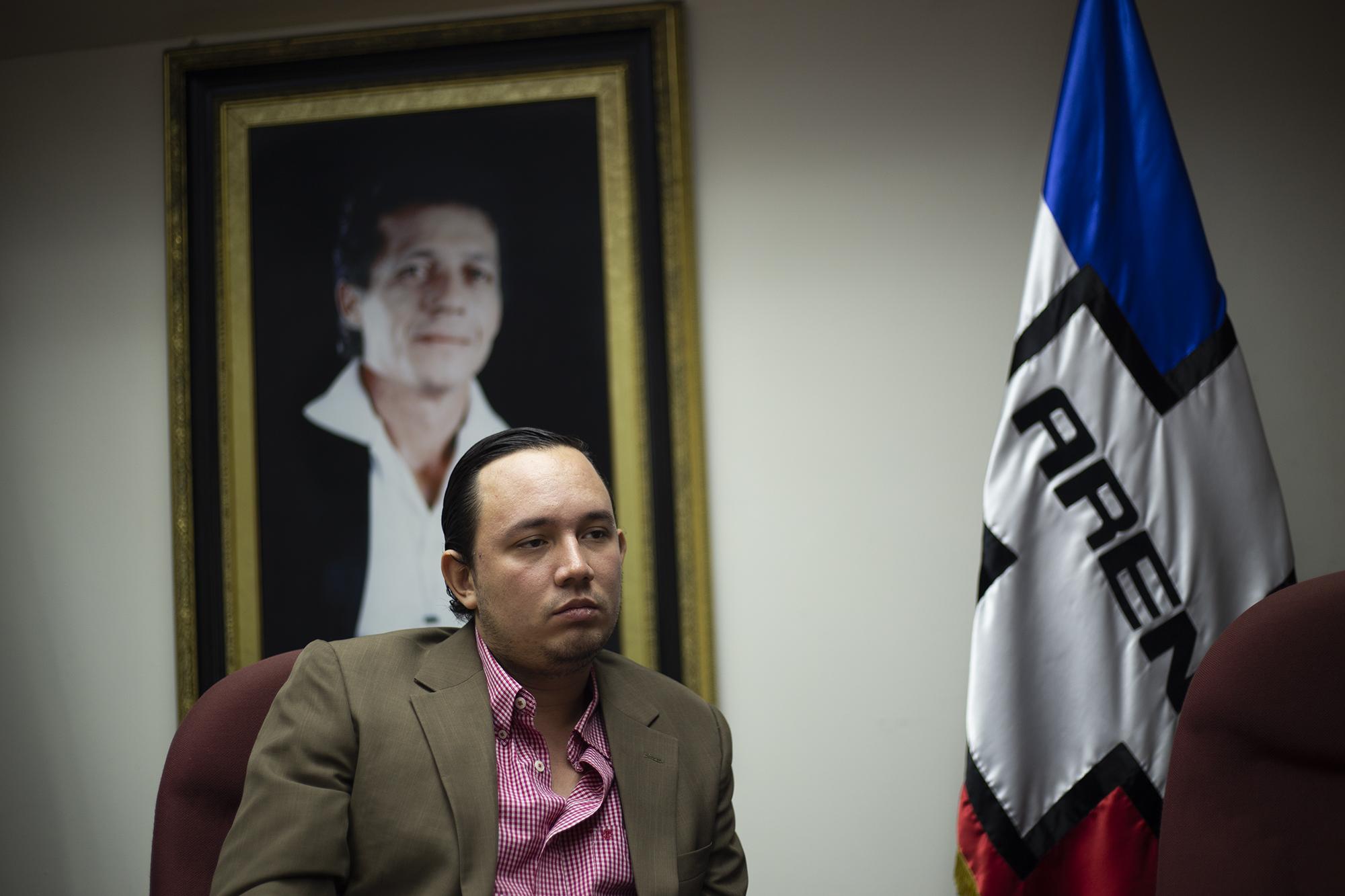 Arturo Simeón Magaña, exdiputado por el partido Arena, es director de asuntos jurídicos del partido en formación Fuerza Solidaria. En la imagen, durante una entrevista con El Faro cuando era diputado de Arena, partido que abandonó en 2021. Foto de El Faro: Víctor Peña.  2000 x 1333