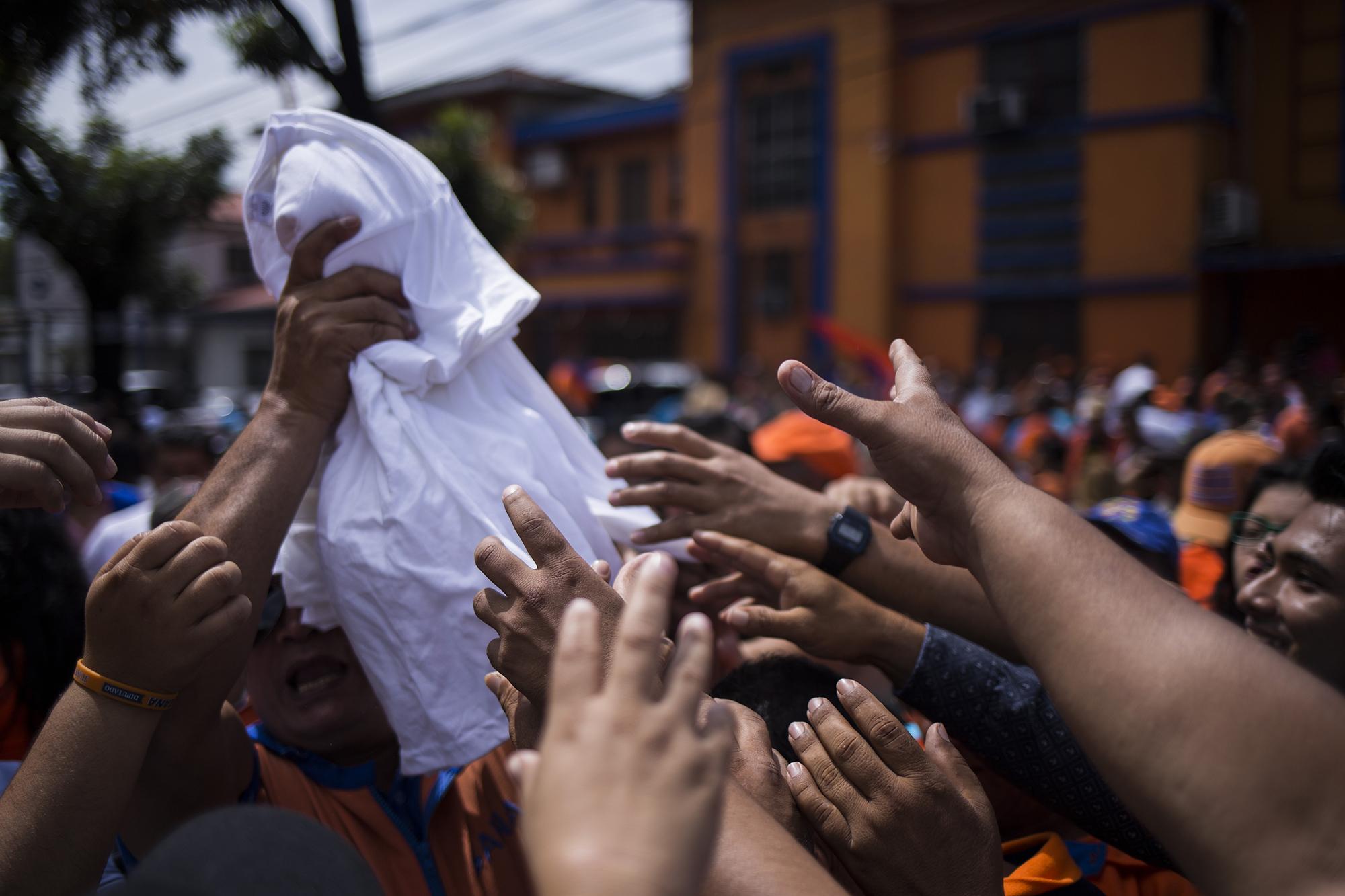 Afuera de la sede del partido Gana, en la Sexta Décima calle poniente de San Salvador, muchos se abalanzaban por una camisa con el mensaje 