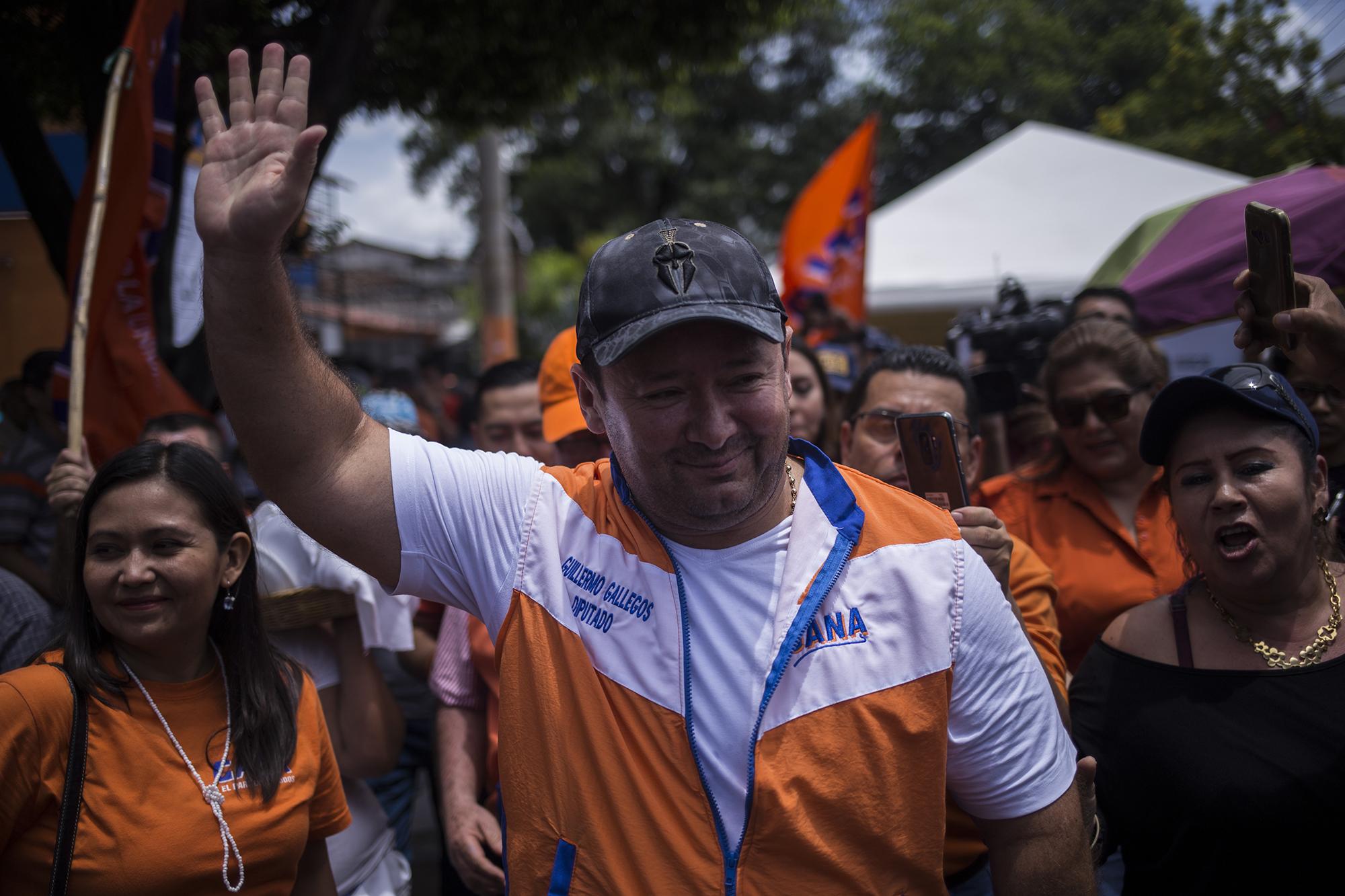 El vicepresidente del partido Gana ejerció su voto a las 12:30 de la tarde, durante las elecciones internas de Gana. Gallegos fue ovacionado por sus seguidores. Foto: El Faro/ Víctor Peña