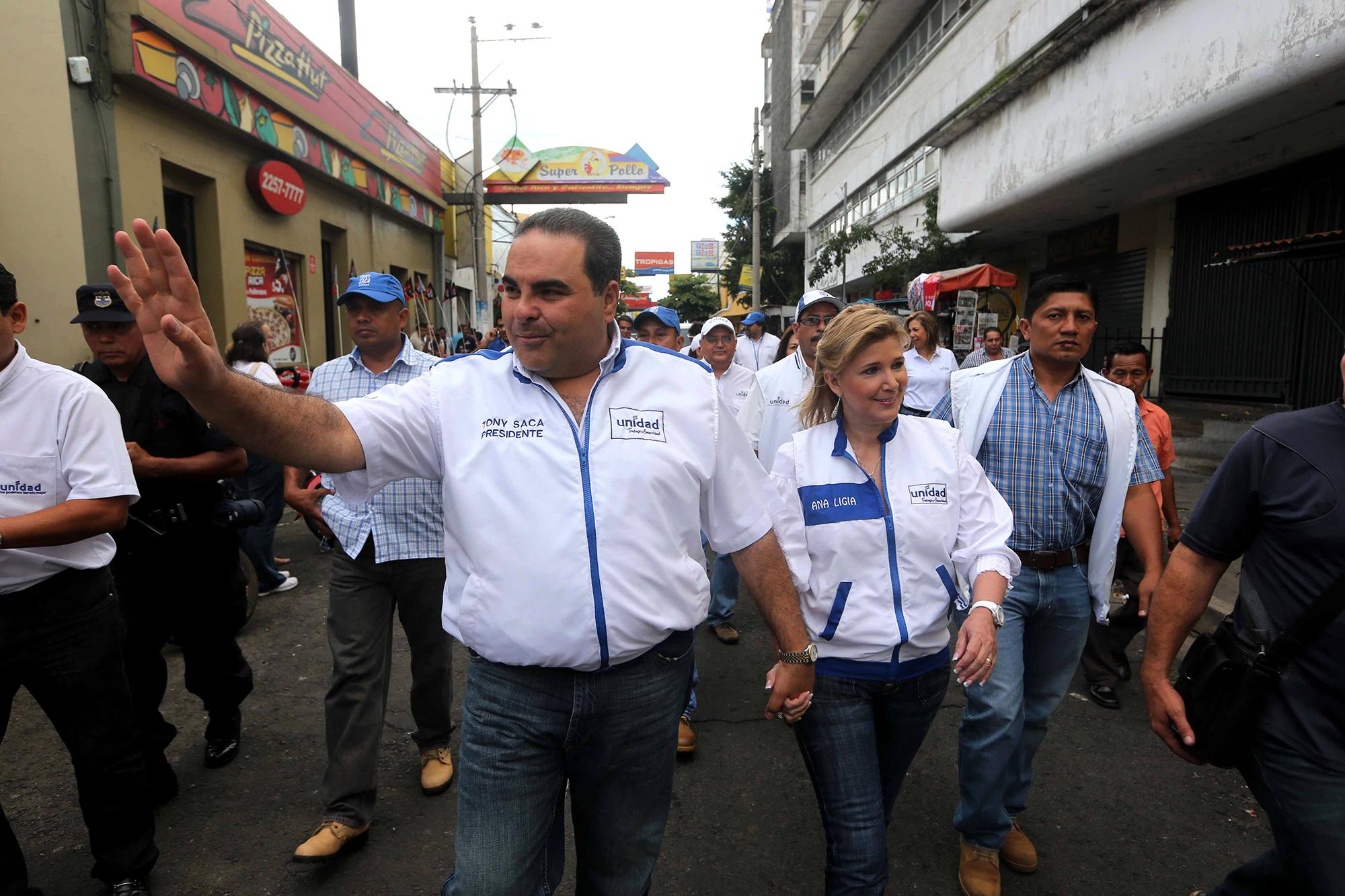 El expresidente Saca durante un acto político, como candidato a la presidencia por el Movimiento Unidad, el 12 de octubre de 2013, en el parque central de la ciudad de Santa Ana. Foto: Archivo/El Faro.